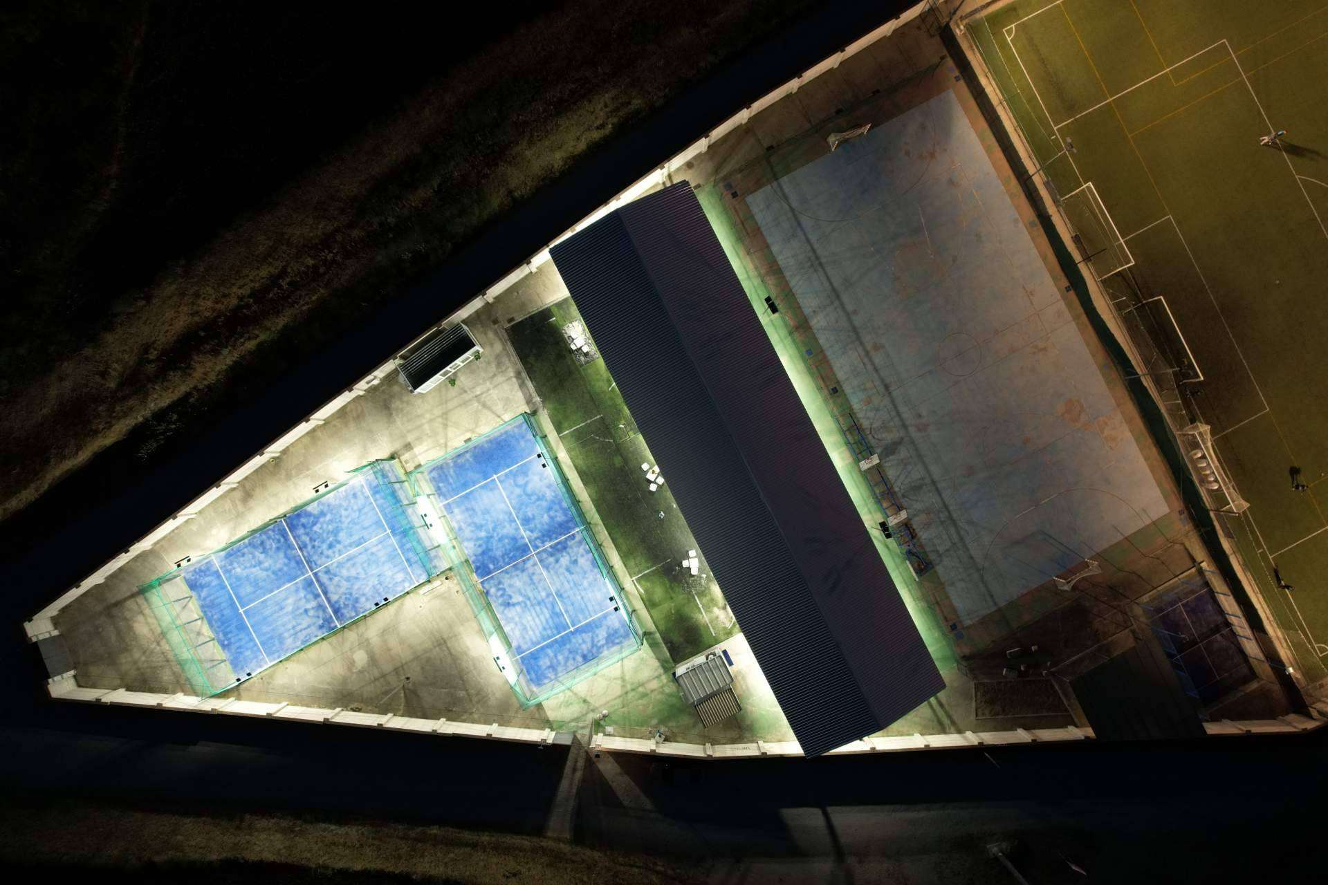 Iluminación LED para pistas de pádel, con los focos de Óptima LED