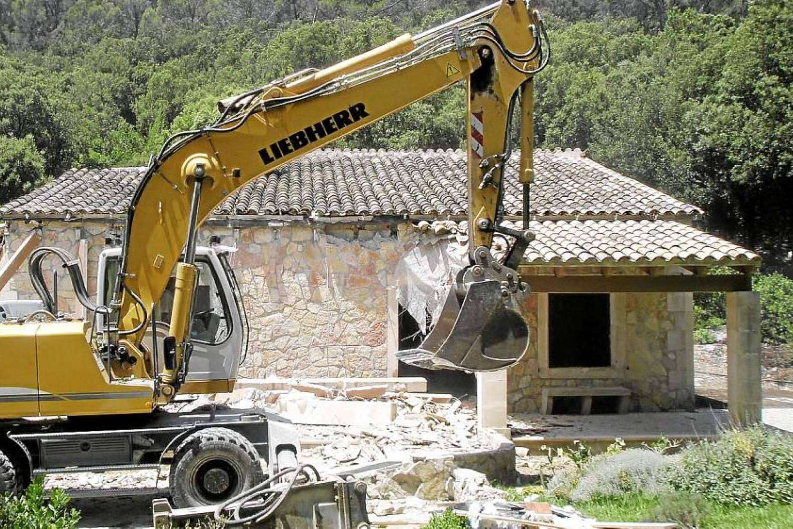 Martínez-Blanco Abogados explica cómo actuar ante una infracción urbanística por una obra ilegal