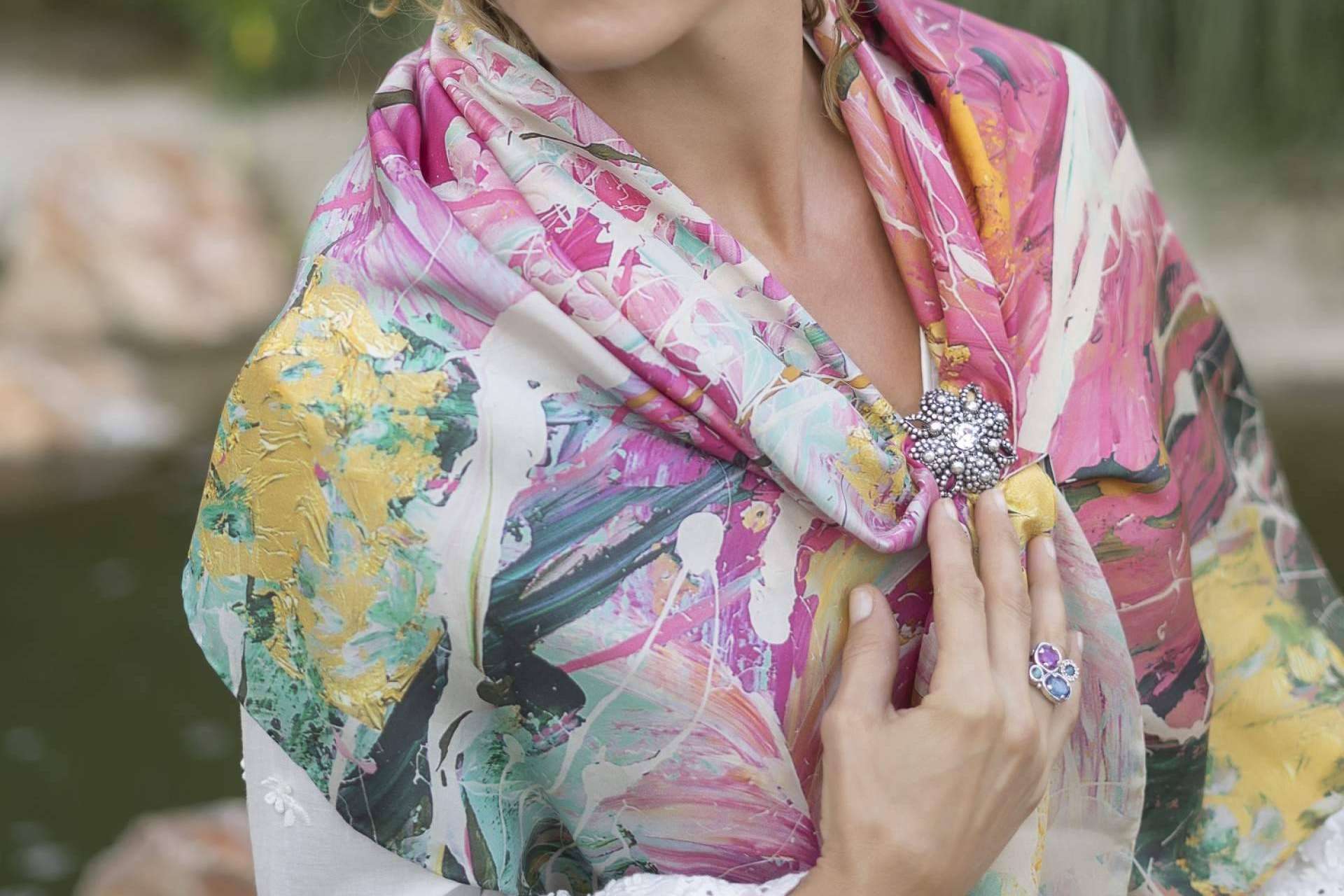 Los pañuelos de seda, complementos originales y exclusivos que dan un toque diferente a un look