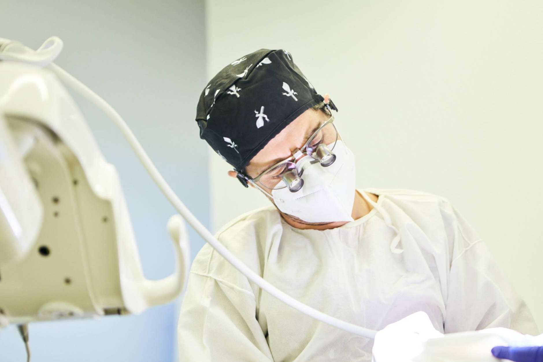 Una sonrisa hasta 8 tonos más blanca en solo 45 minutos, con el blanqueamiento dental con luz LED