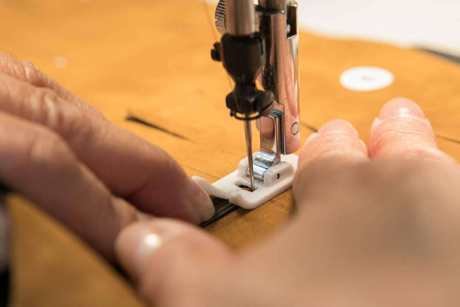 Guantes de mujer con un diseño único y calidad artesanal de la mano de Santacana