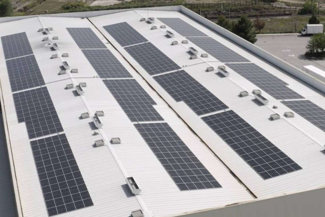 Instalar paneles solares en un negocio y sus beneficios