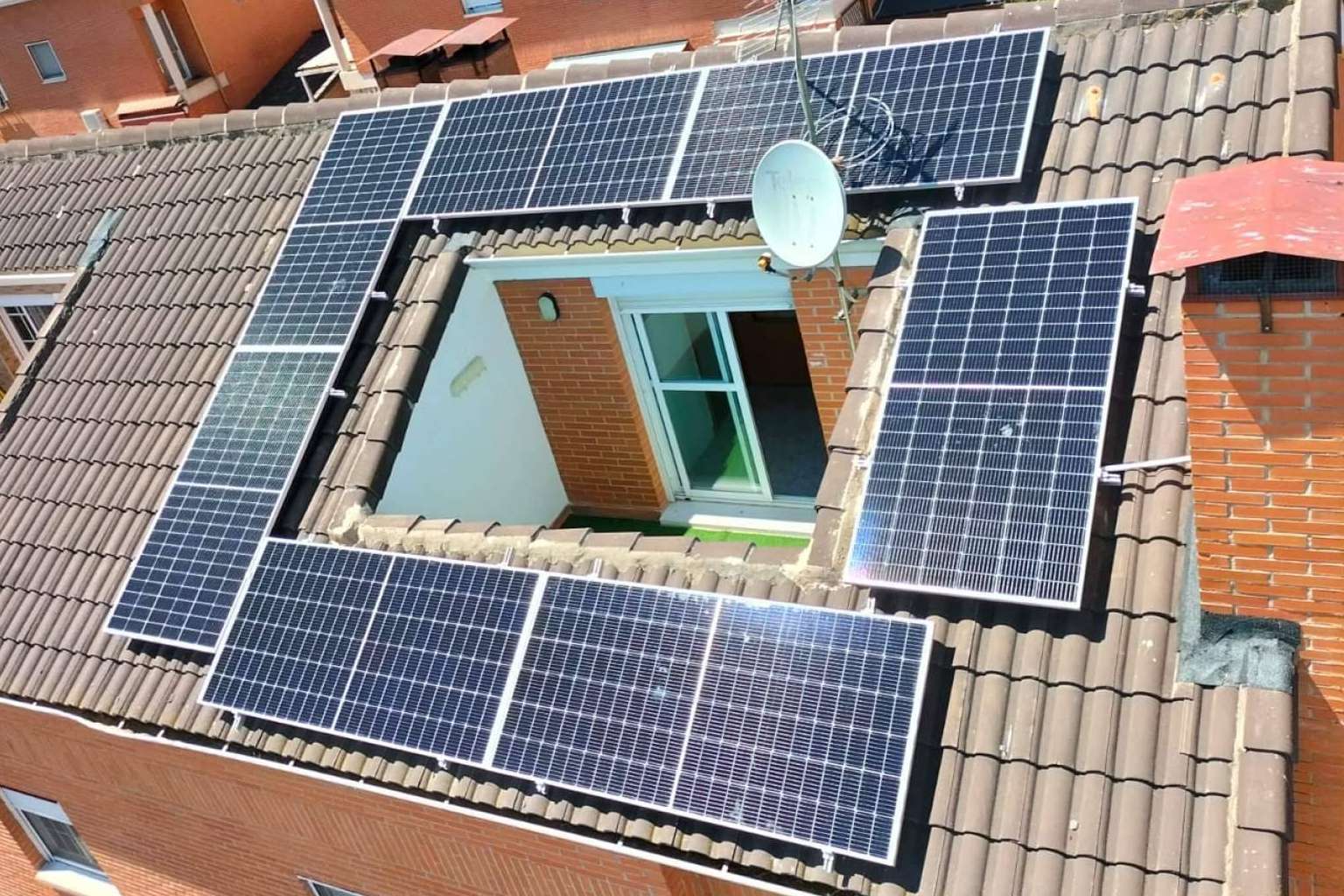 ¿Cuáles son los beneficios de la instalación de paneles solares en casas u oficinas?