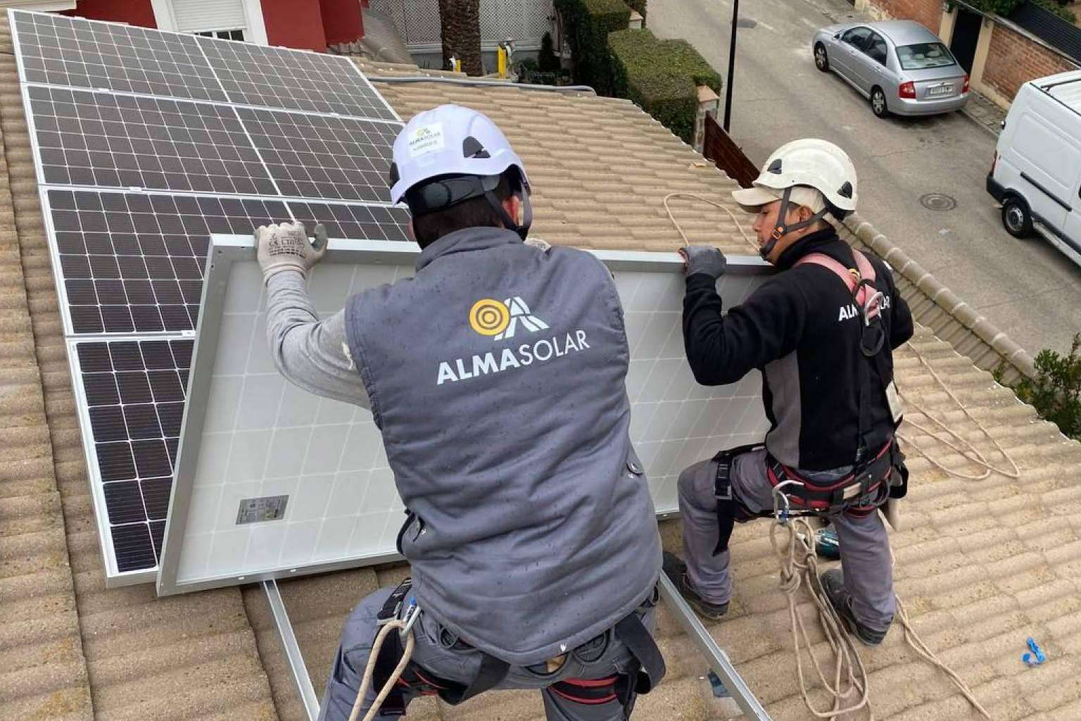 Alma Solar y el uso de paneles solares fotovoltaicos para reducir la contaminación en 100 toneladas de CO₂