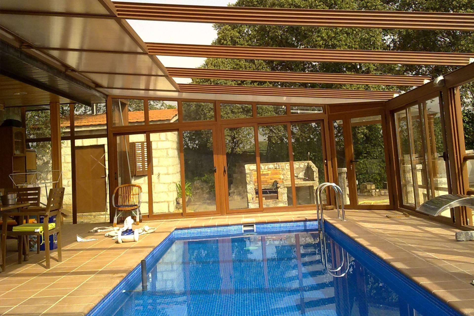 Cuidado y mantenimiento de piscinas de la mano de COVERTTO y sus techos fijos y móviles