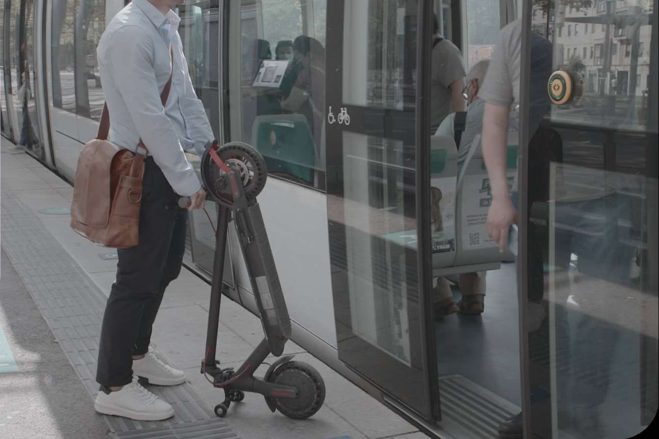 ¿Cómo es el soporte para patinete eléctrico de Techmotion Electronics que facilita el desplazamiento?