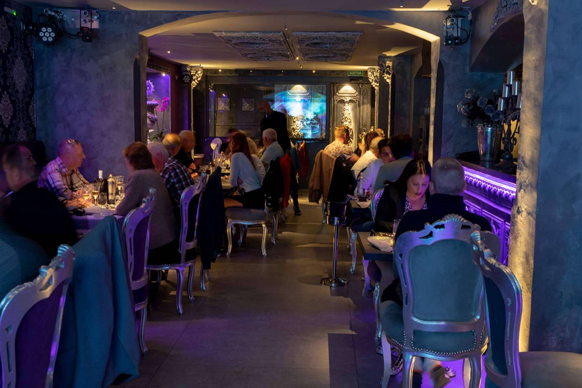 En Zak Rendez Vous se combinan gastronomía de calidad con shows musicales, en las noches de ocio de Sitges - Barcelona