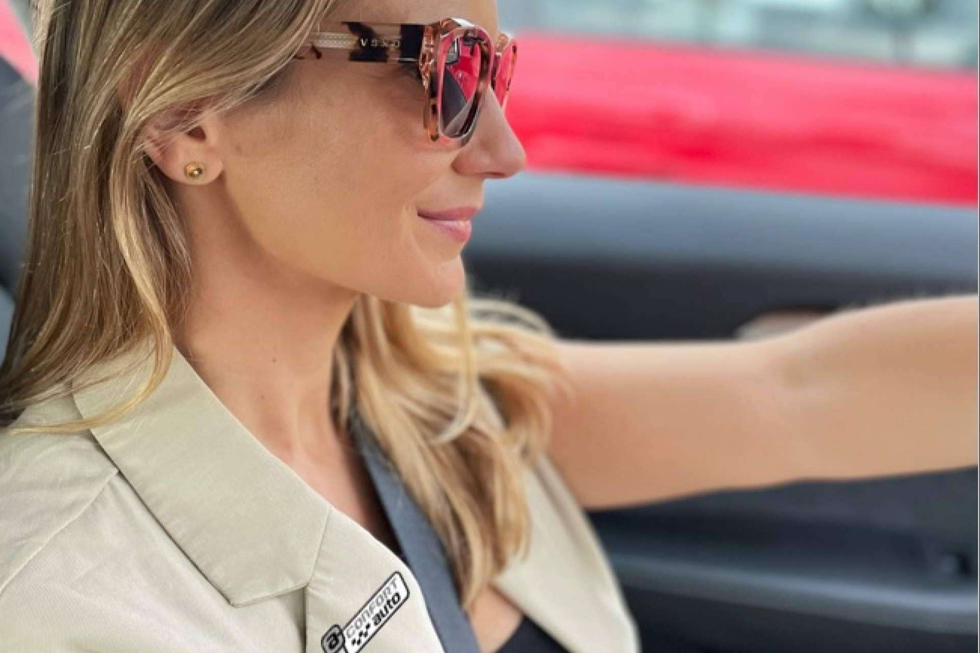 La experta Carolina Lober y Confortauto comparten algunos consejos para conducir con gafas