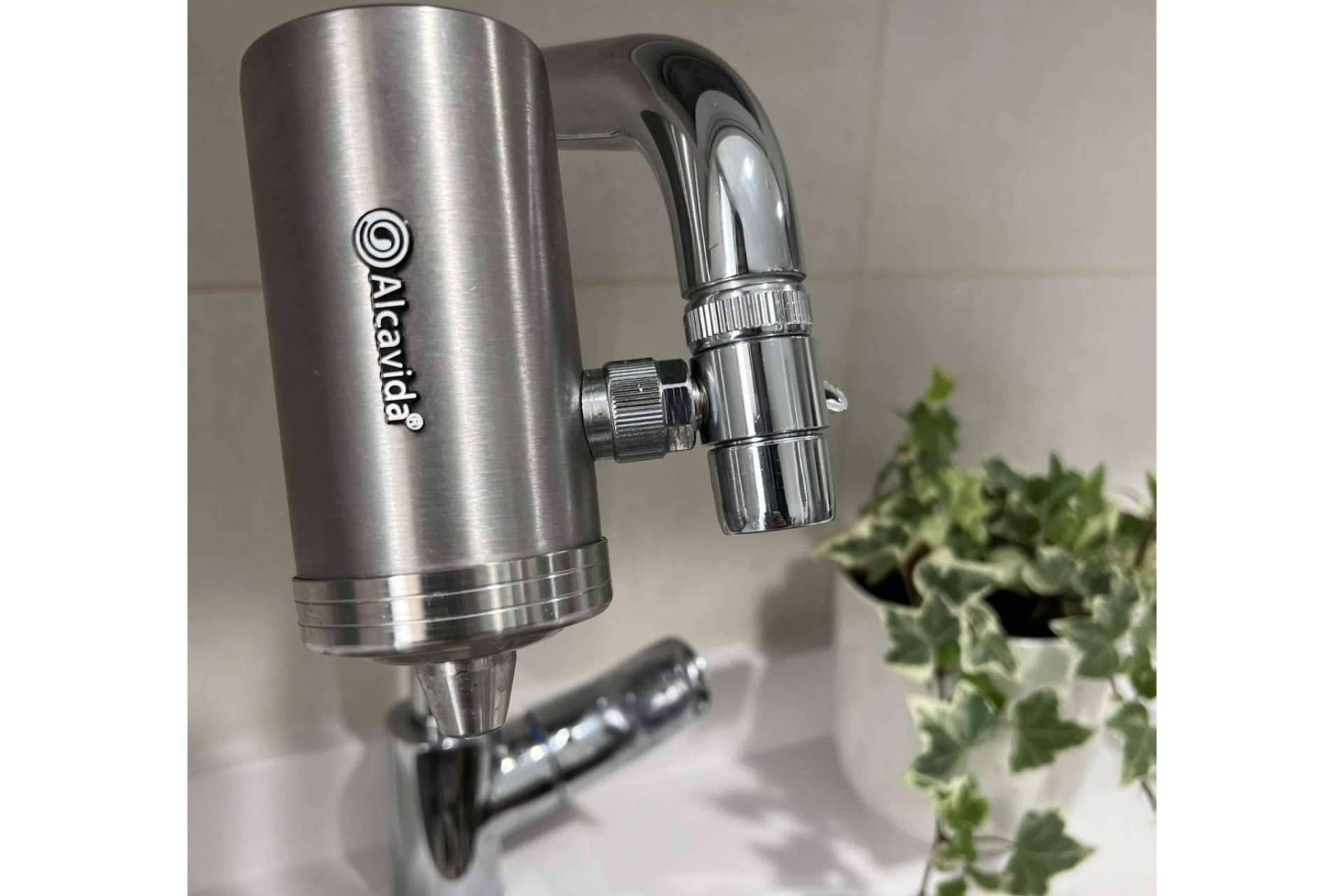 Reducir el consumo de agua embotellada de plástico con el filtro de agua para el grifo de Alcavida