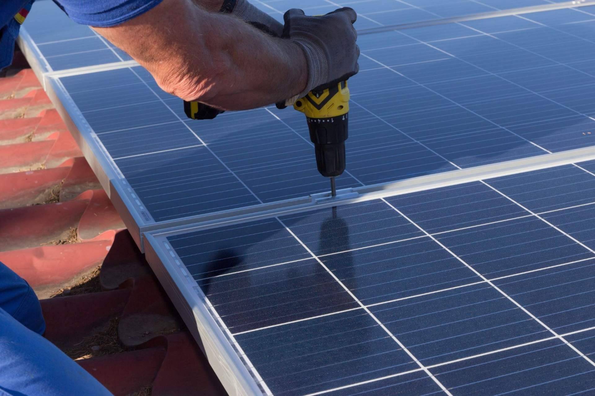Ventajas de instalar placas solares en naves industriales, por Sud Renovables