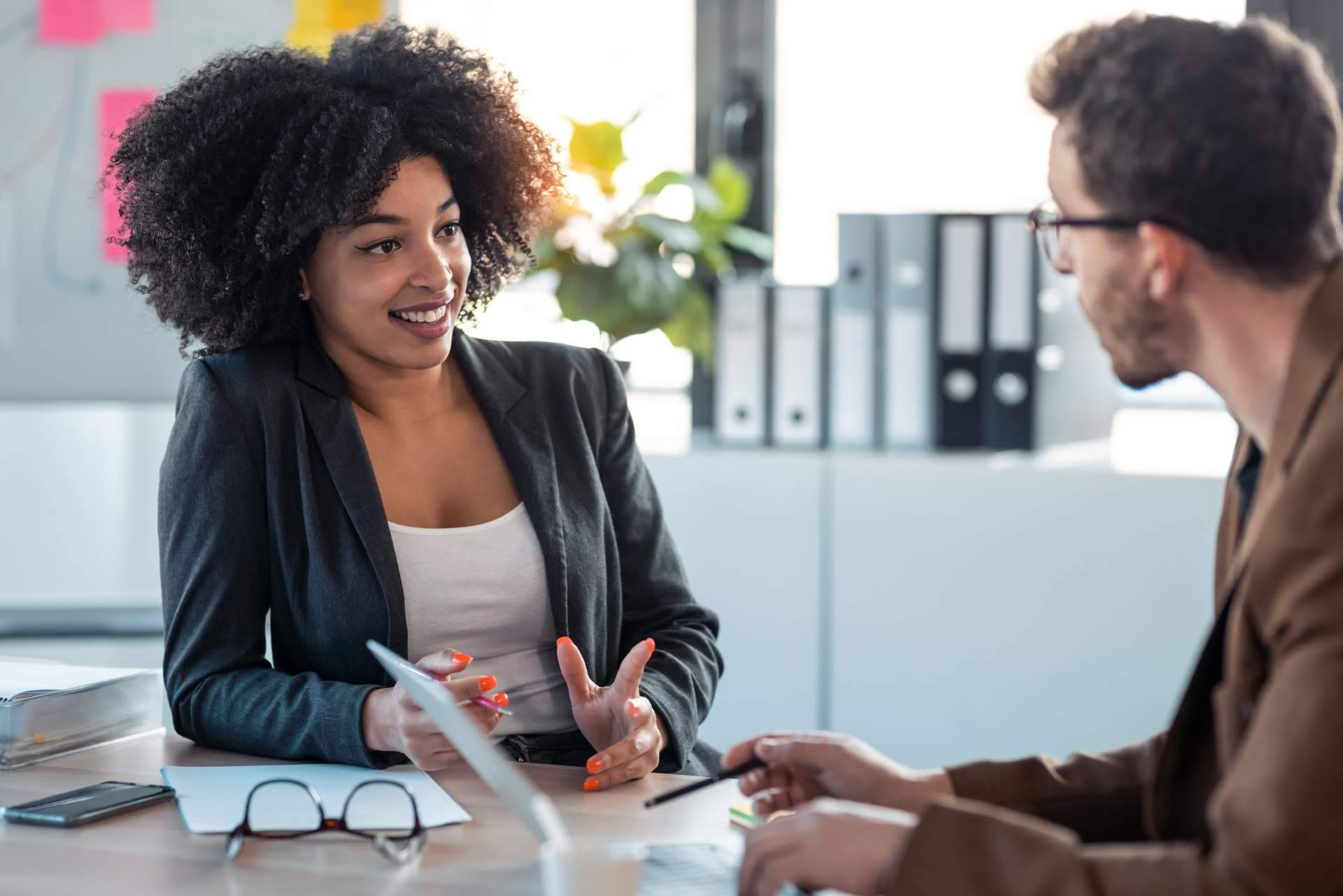 Conocer bien a los clientes gracias a la ayuda de un consultor de negocios de Escuela para Impresores