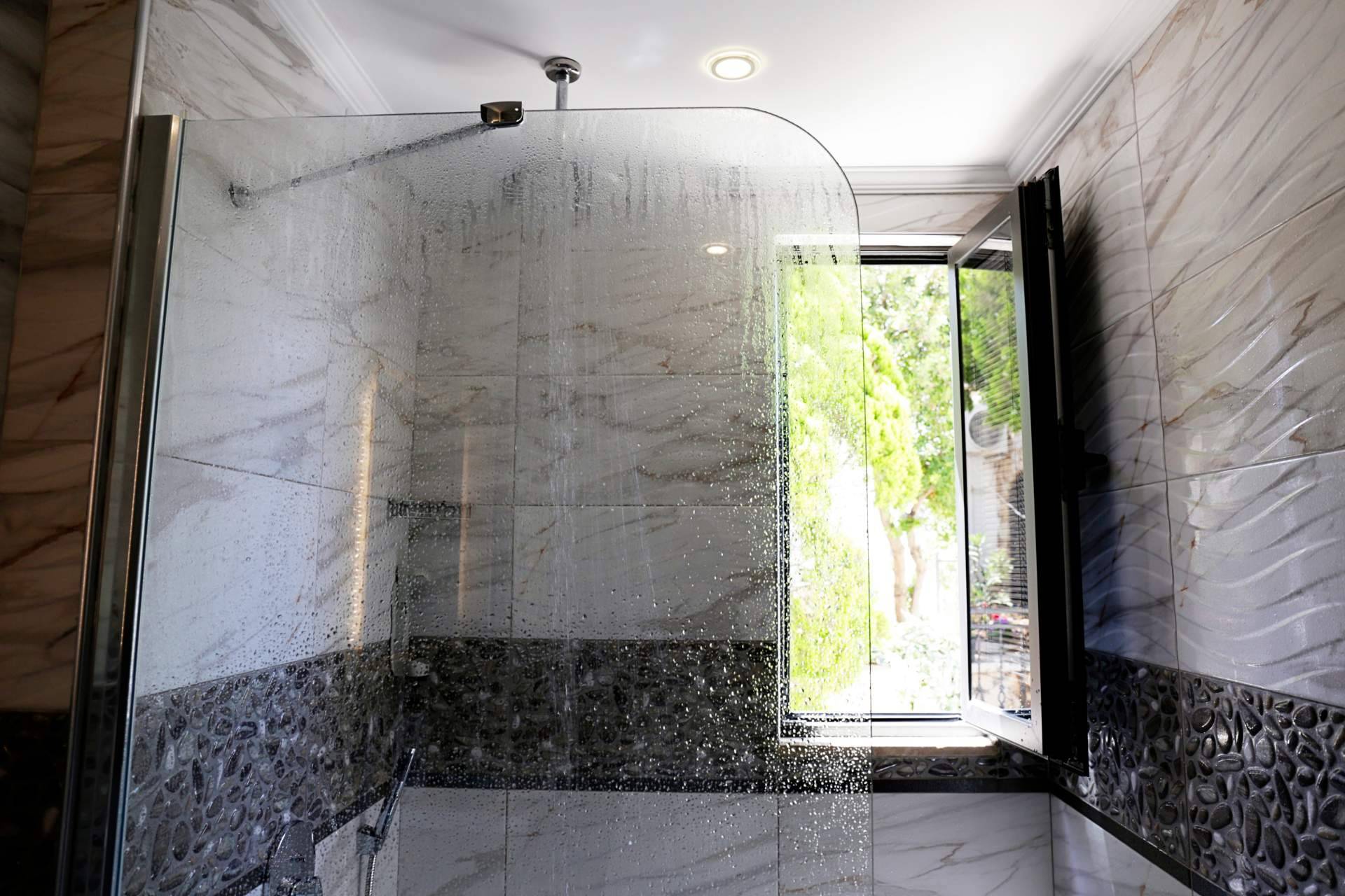 ¿Qué mampara de ducha y espejo de baño elegir?, por Balnearian