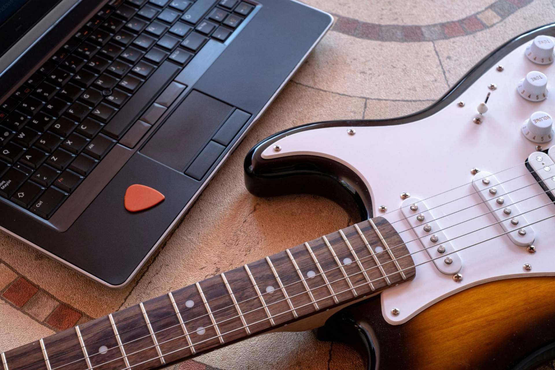 La Escuela de Música Erizo y sus clases de guitarra online. Personalizadas y divertidas