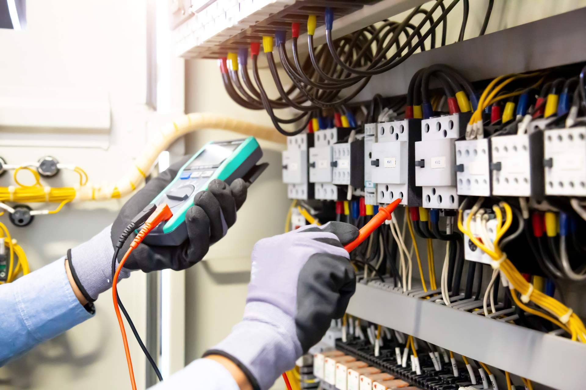 Uno de los distribuidores online de material eléctrico para particulares y empresas es Cadenza Electric