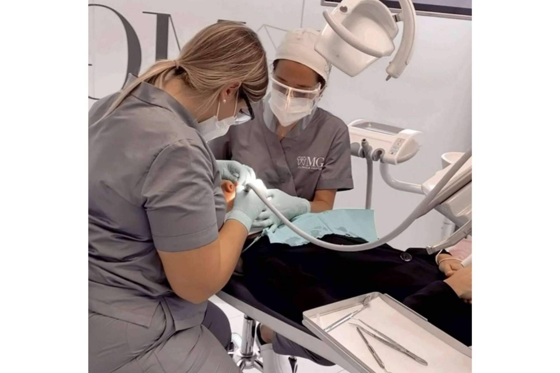 Todo lo que hay que saber sobre las microcarillas dentales, por la Clínica MG Dental & Estética Facial