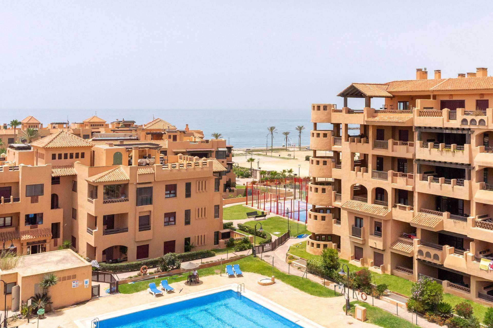 Vivir frente al mar en un apartamento en Almerimar, un lugar privilegiado de la Costa de Almería