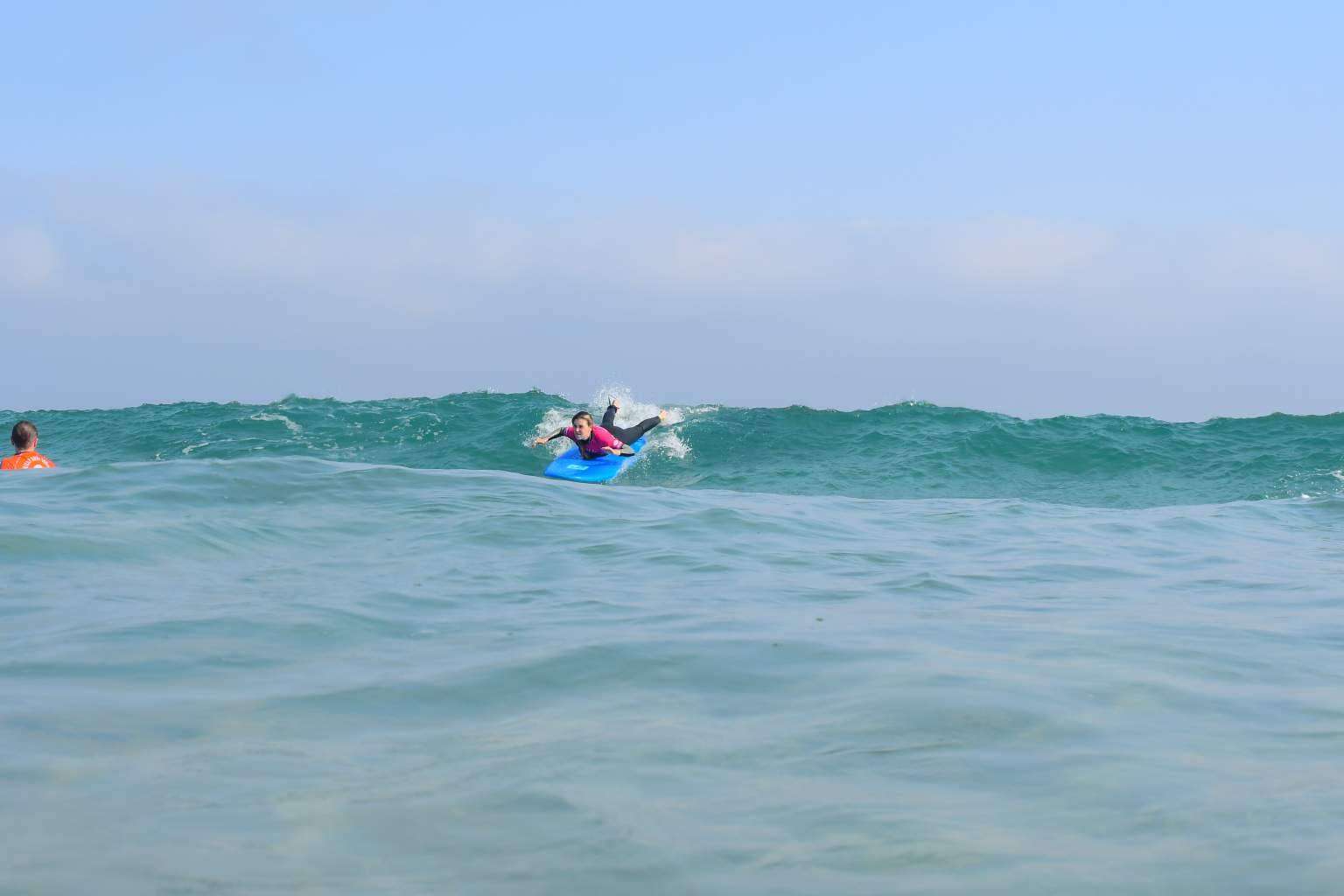 Campamentos de surf para aprender en verano, con Watsay Surf School