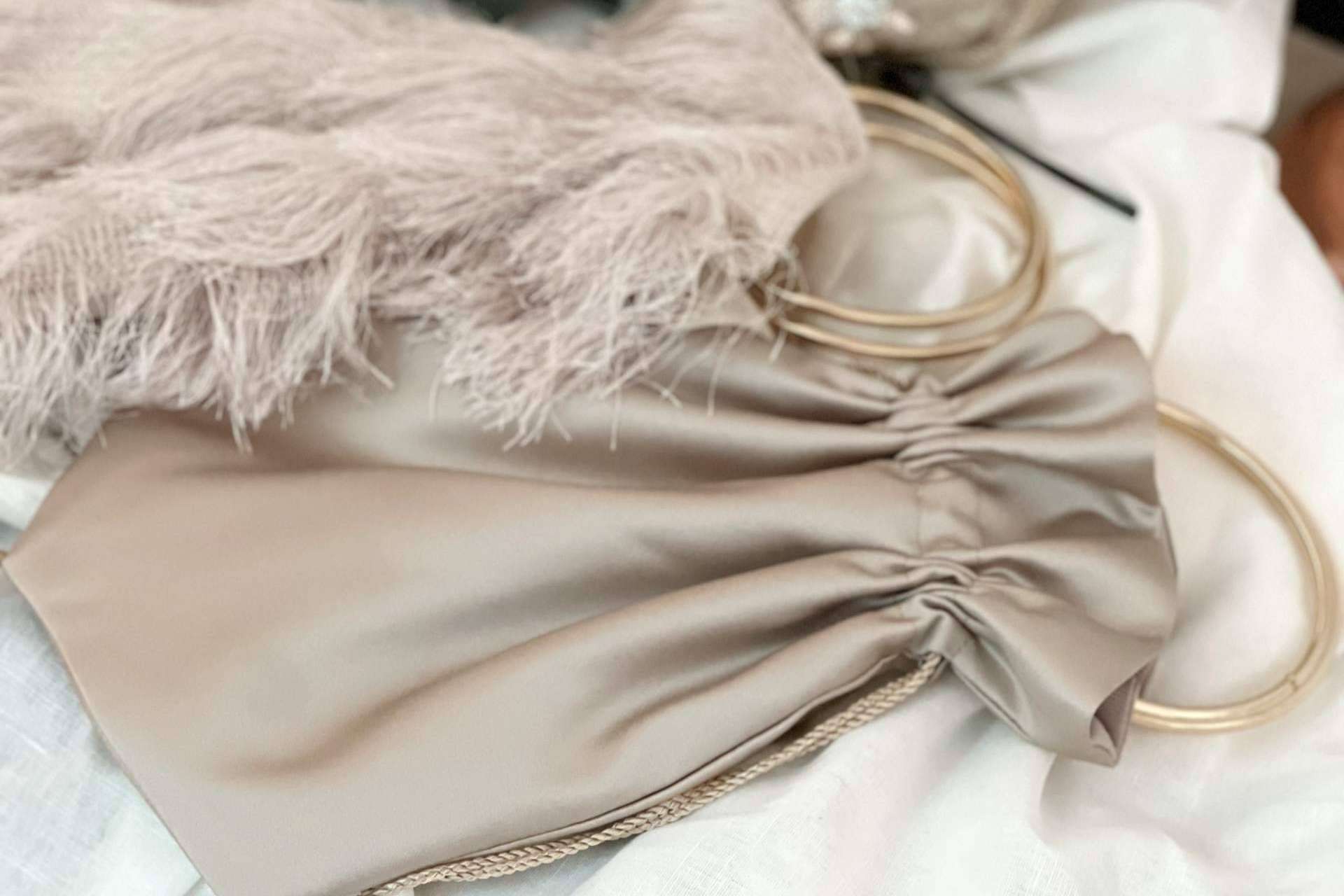 La versatilidad de los bolsos bombonera para novia de la firma Carmen Fernández Complementos