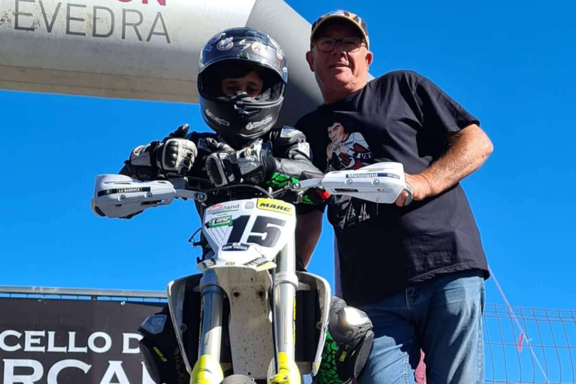 El piloto Marc Moñinos Esteve va por el momento liderando el campeonato Minimotard 85cc de la Comunidad Valenciana y está patrocinado por Élite Capilar