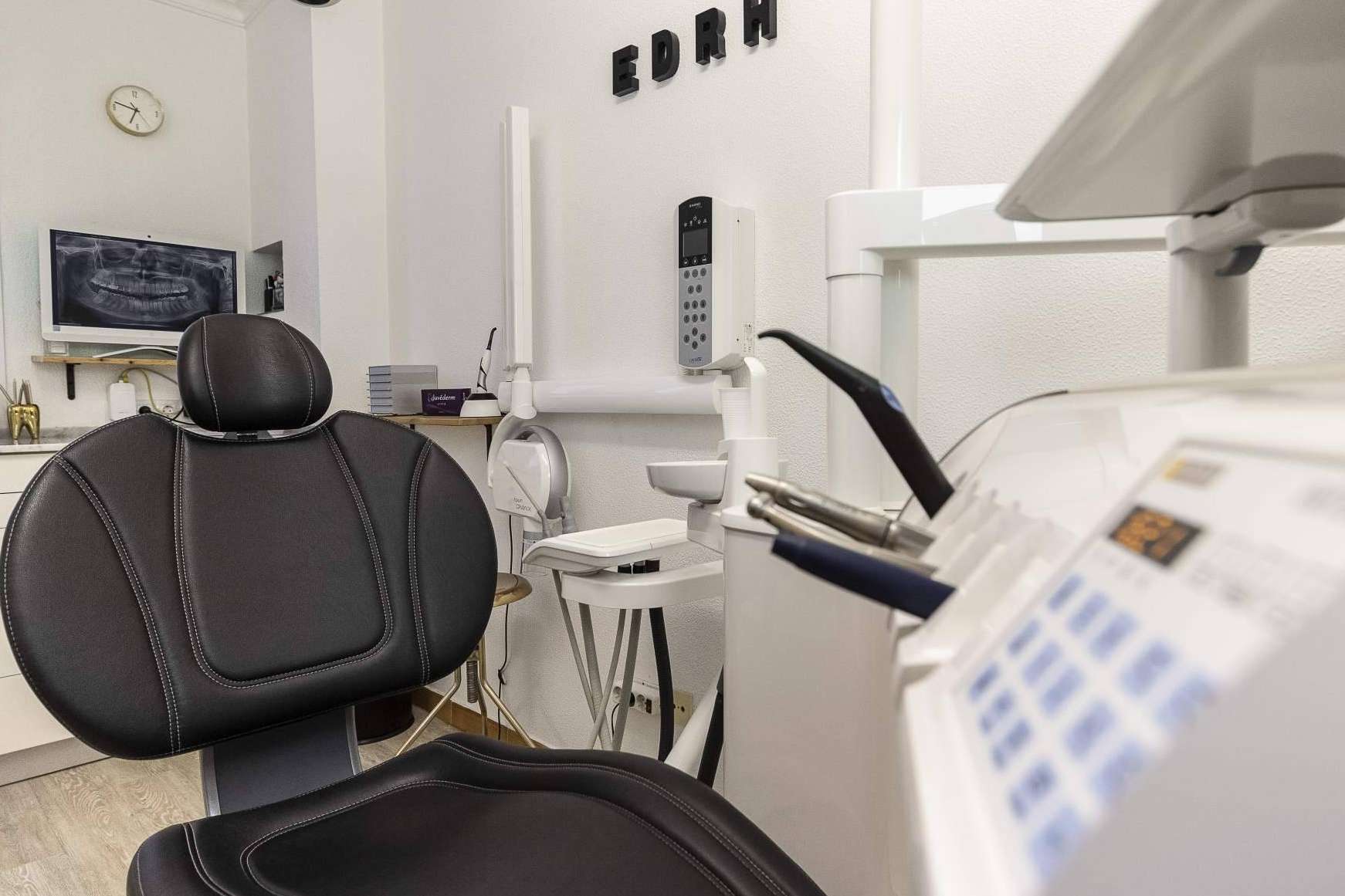 Implantes dentales en la clínica dental del Dr. Román Hernández para recuperar la funcionalidad de la boca