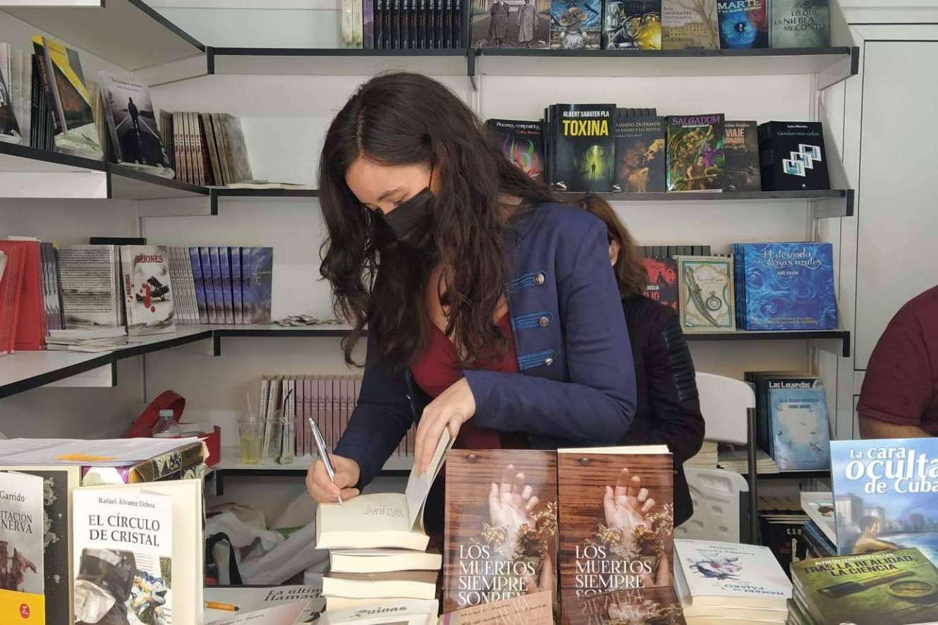 La Feria del Libro de Murcia acogerá a la autora de 'Los muertos siempre sonríen', Marta González Peláez