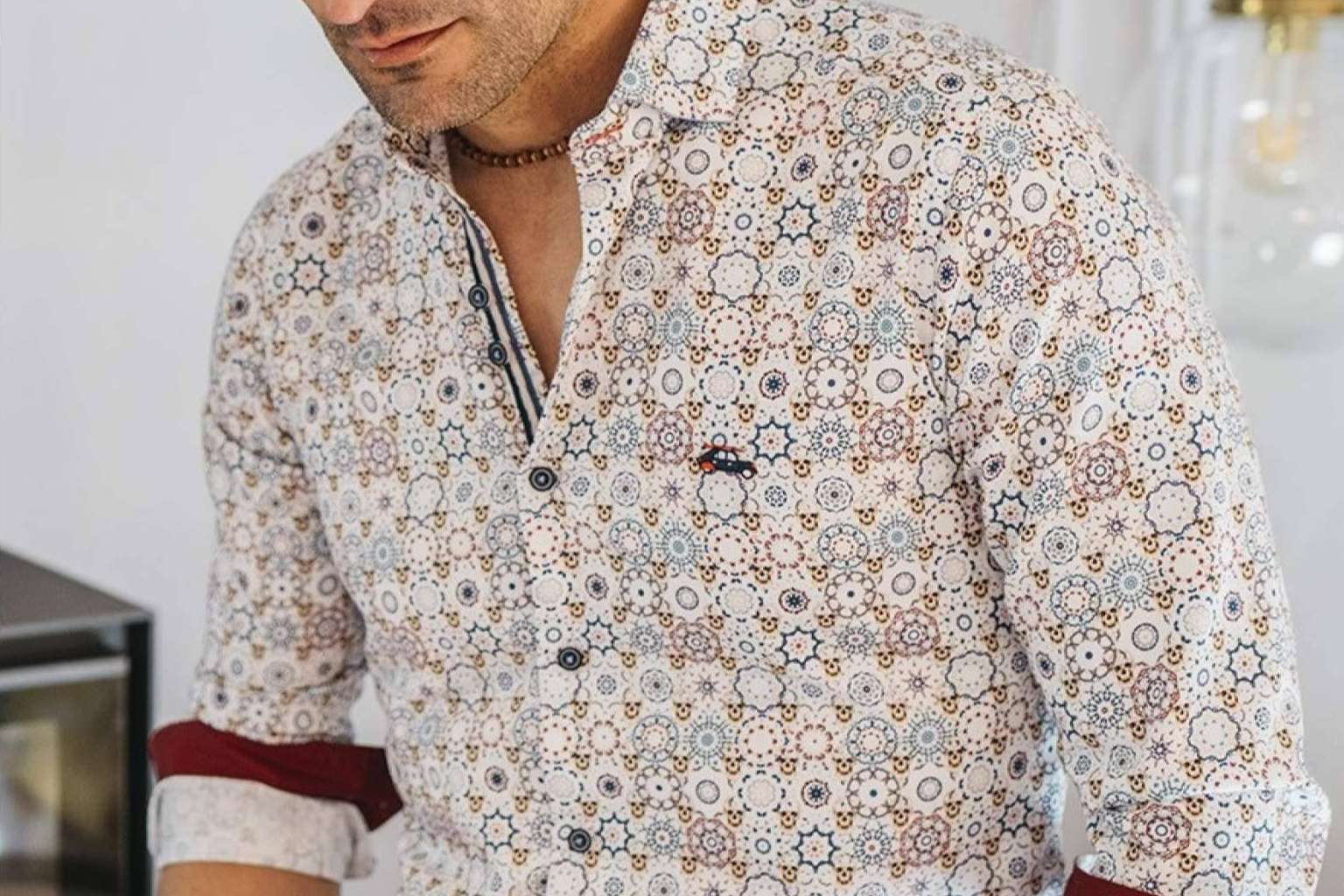 La marca The Surfcar ofrece sus nuevas camisas estampadas de hombre