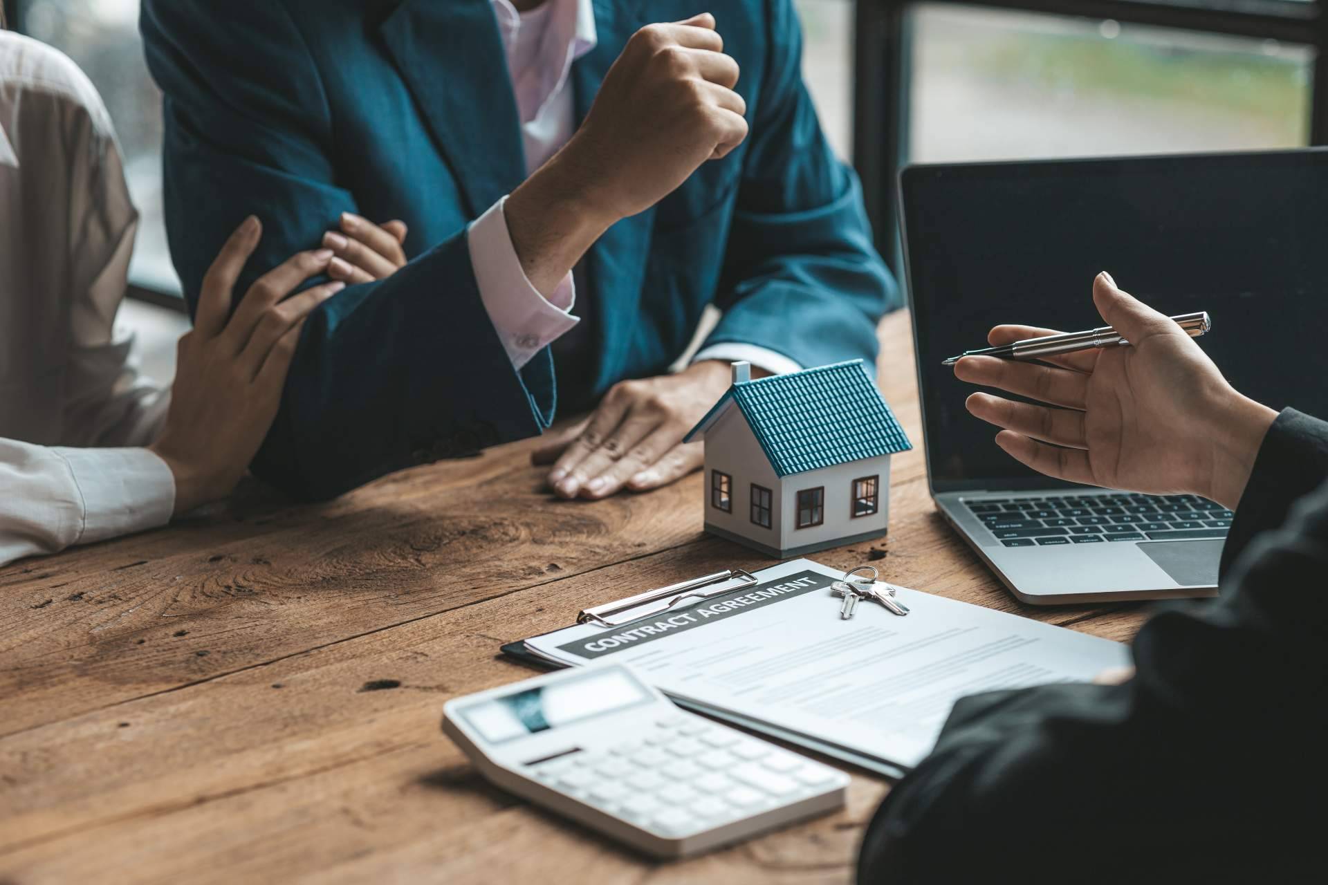 El equipo de profesionales inmobiliarios de Málaga que trabaja en exclusiva para el cliente en la venta de su vivienda, D&A Inmobiliaria