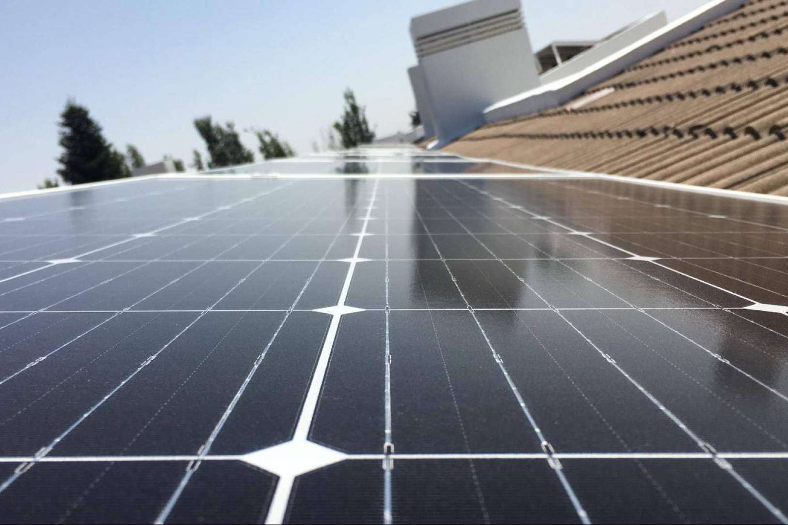 Olvidarse de la subida de la luz enchufándose al sol