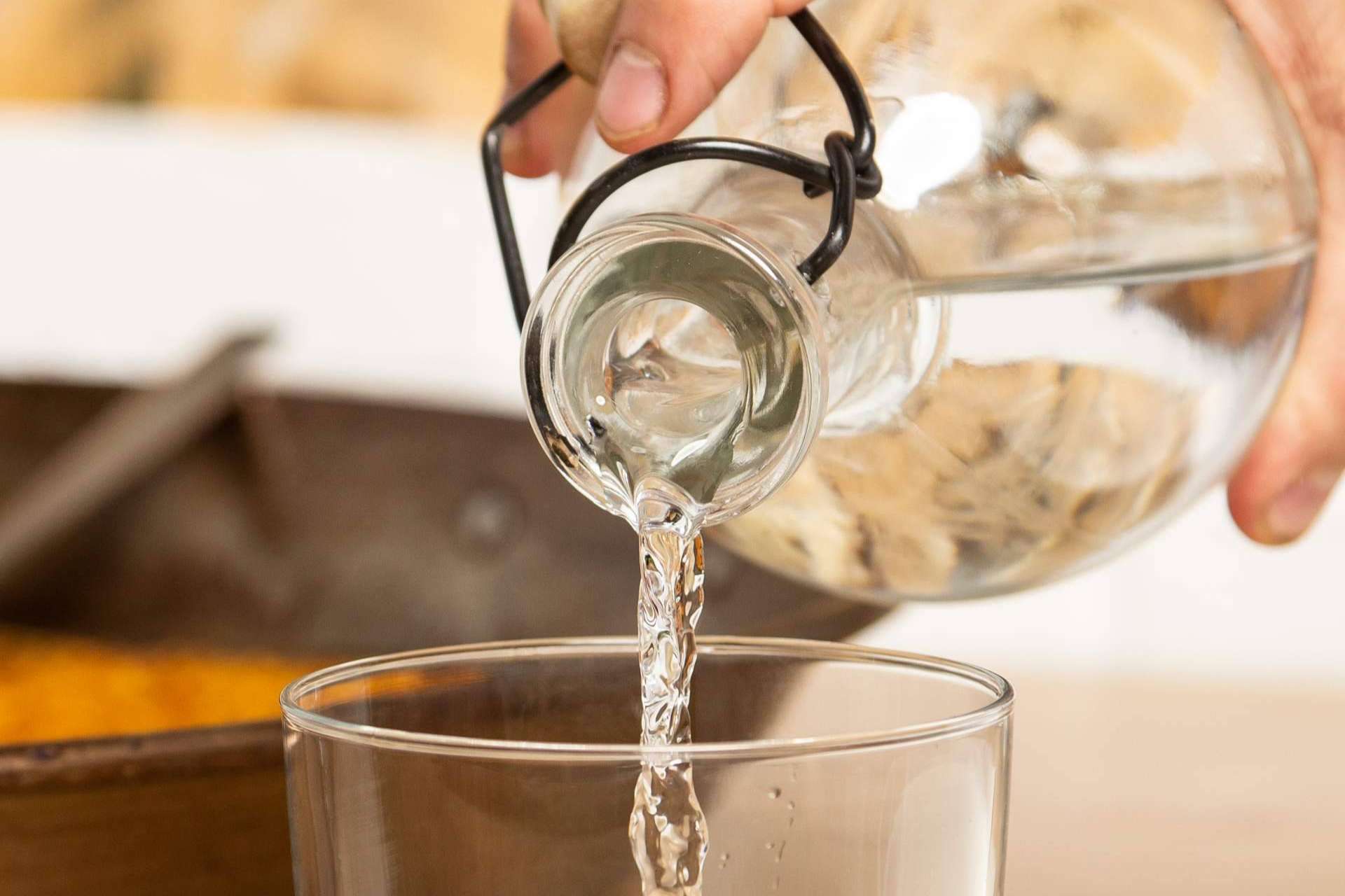 Las botellas de vidrio reutilizables de Agua Local
