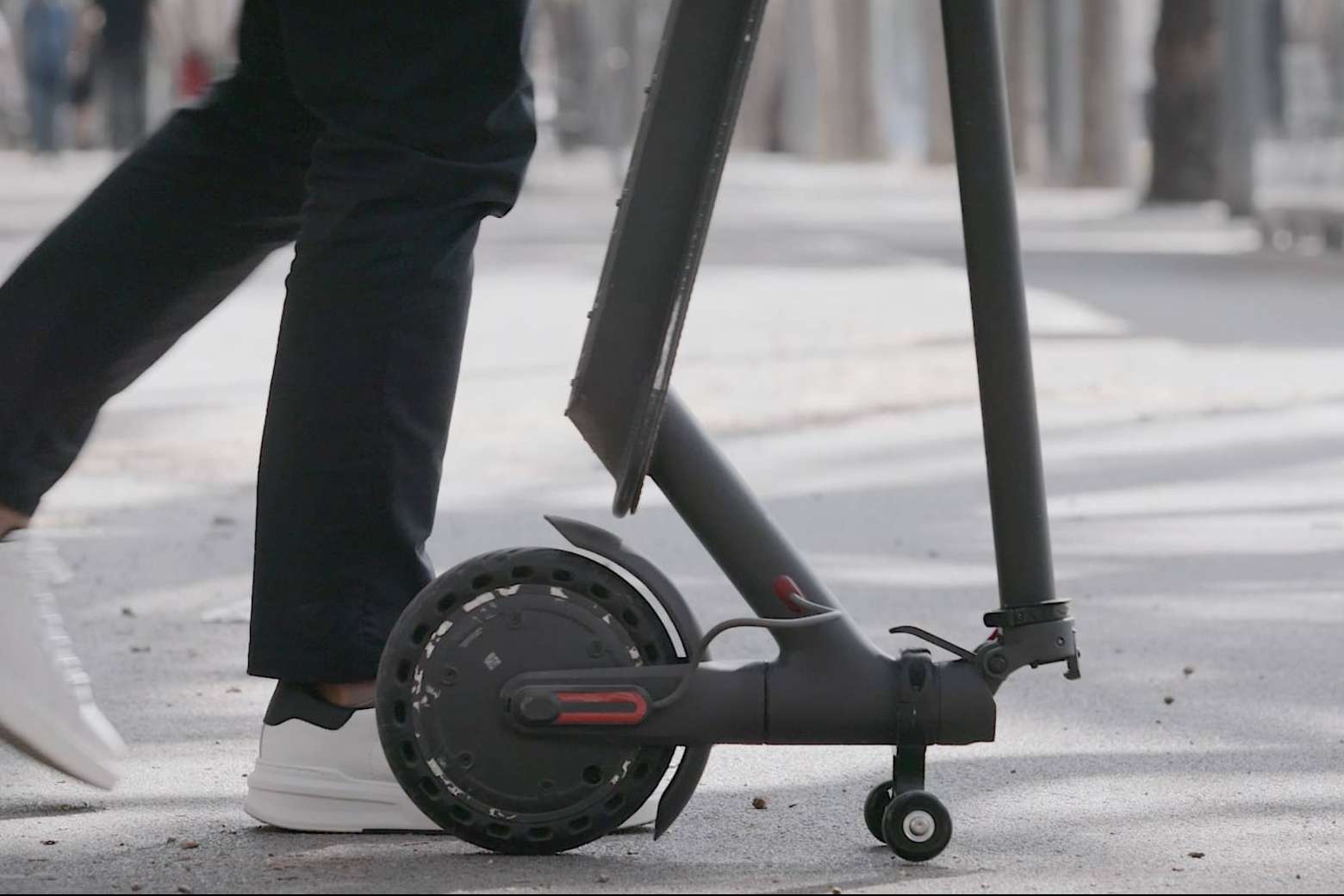 El soporte de Techmotion Electronics para patinete eléctrico facilita su transporte en el transporte público