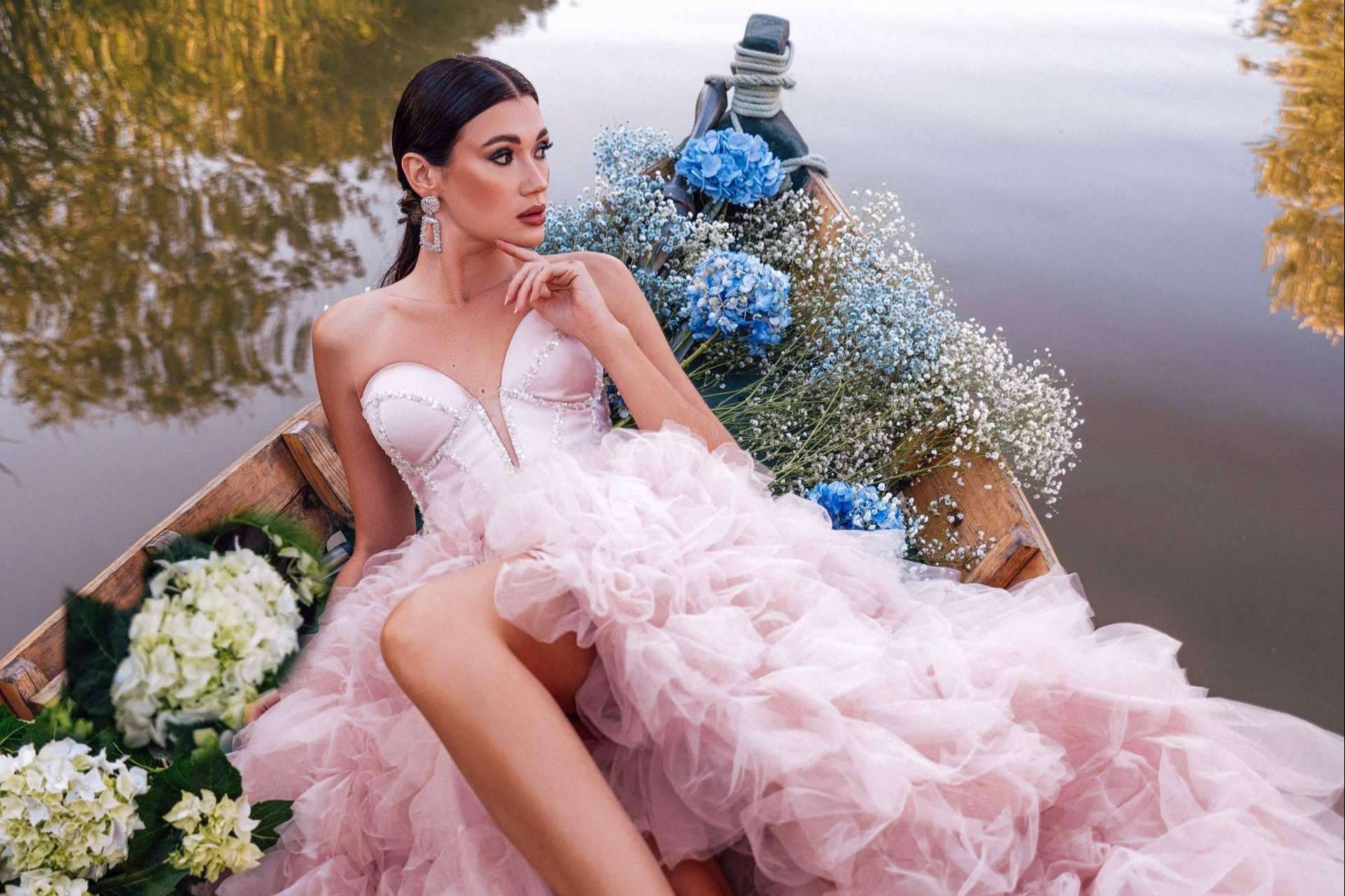 La marca de vestidos Lazita Couture creada por una diseñadora de moda influenciada por los viajes y el amor