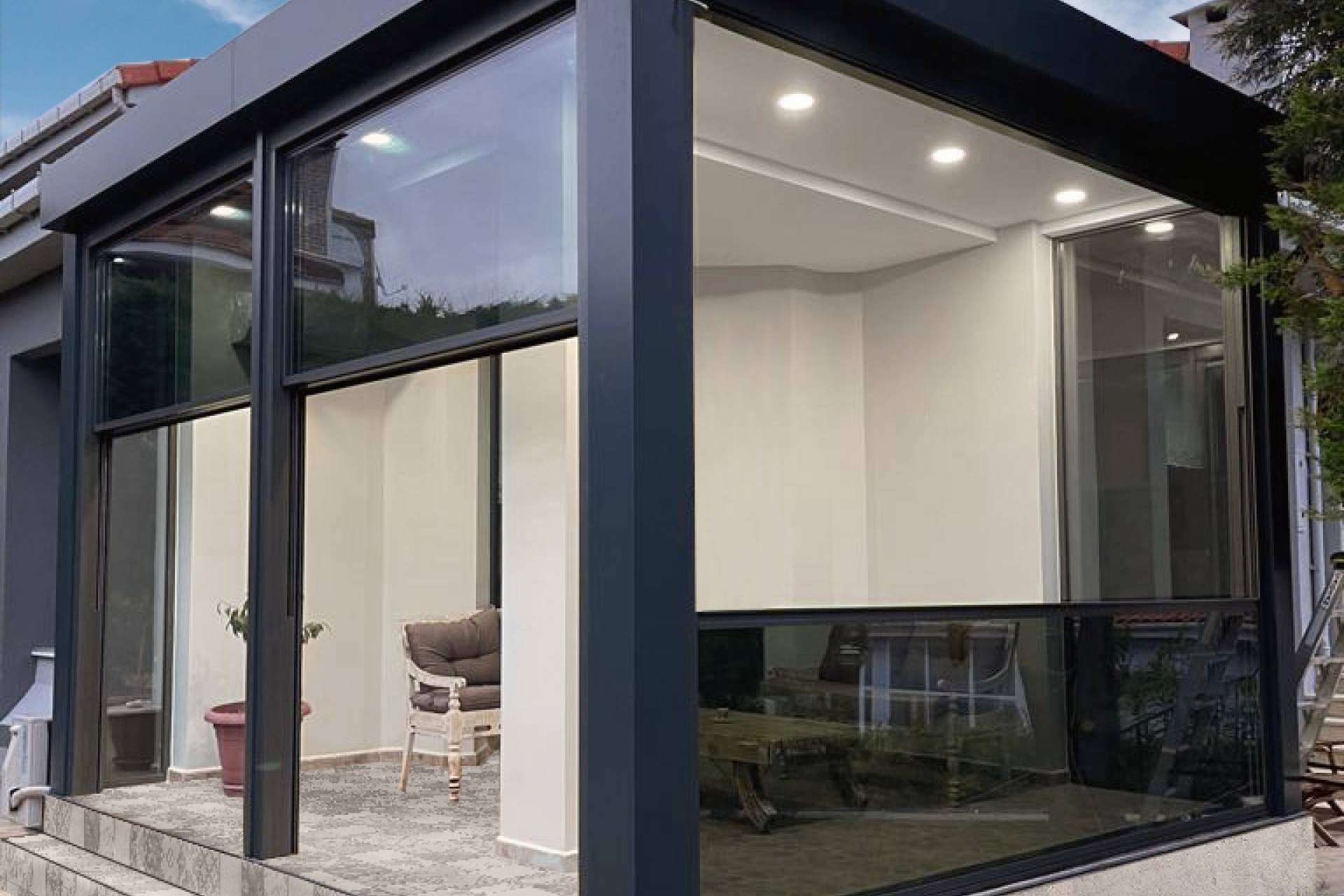 El sistema de cerramiento Corredera Vertical Airclos V150, diseñado para espacios estrechos y restaurantes