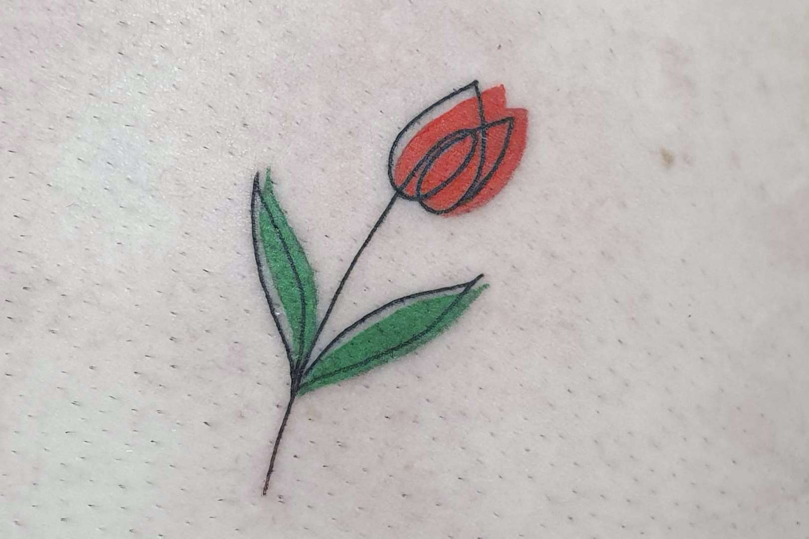 Tatuajes a línea fina, una tendencia disponible en el estudio de Vieja Escuela Tattoo