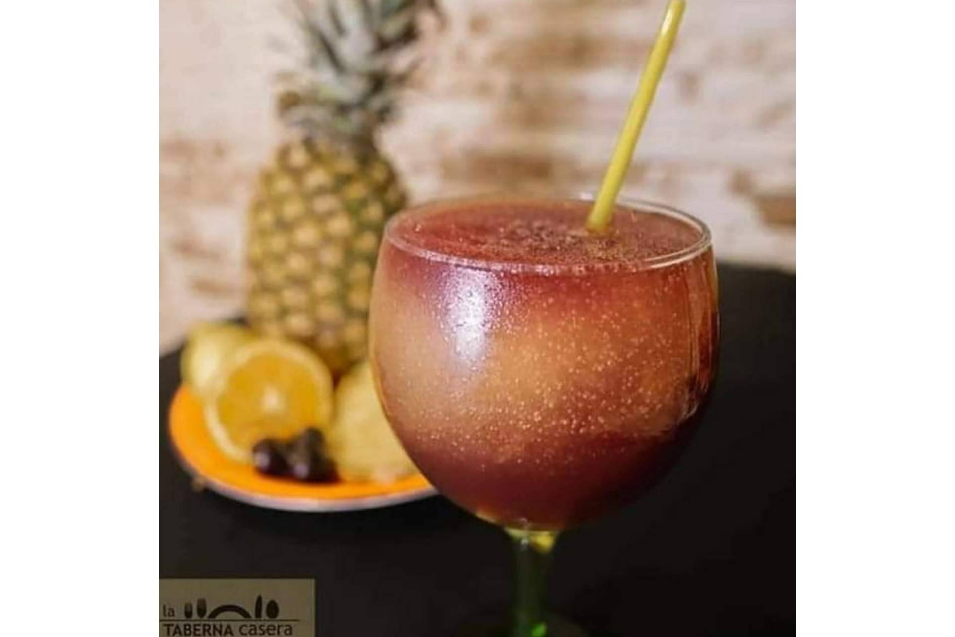 La Taberna Casera elabora sangría de cava de manera artesanal