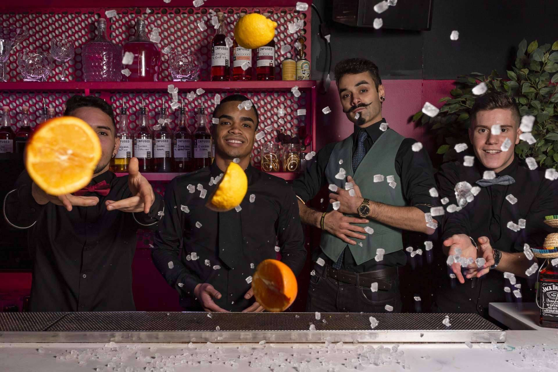 ¿Cómo son los cursos especializados en bartending y hostelería de la mano de la Escuela Coctelería de Madrid?