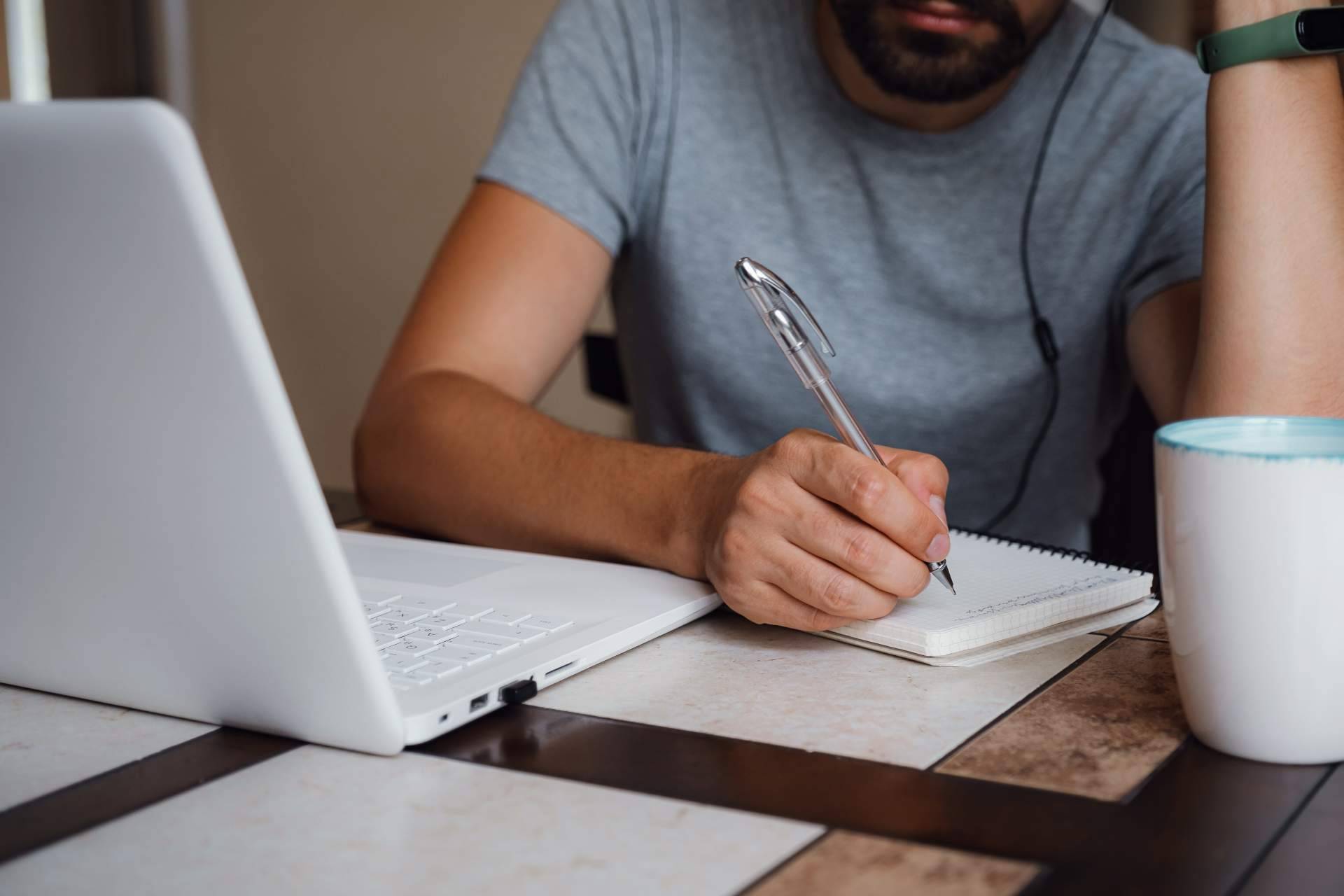 Funnelquik ofrece pautas y herramientas digitales para conectar con los potenciales interesados y vender fácilmente cursos online