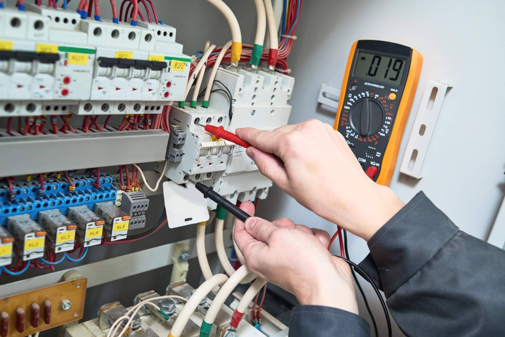 Soluciones González pone a disposición de sus clientes un equipo de electricistas Málaga 24h para solucionar cualquier urgencia