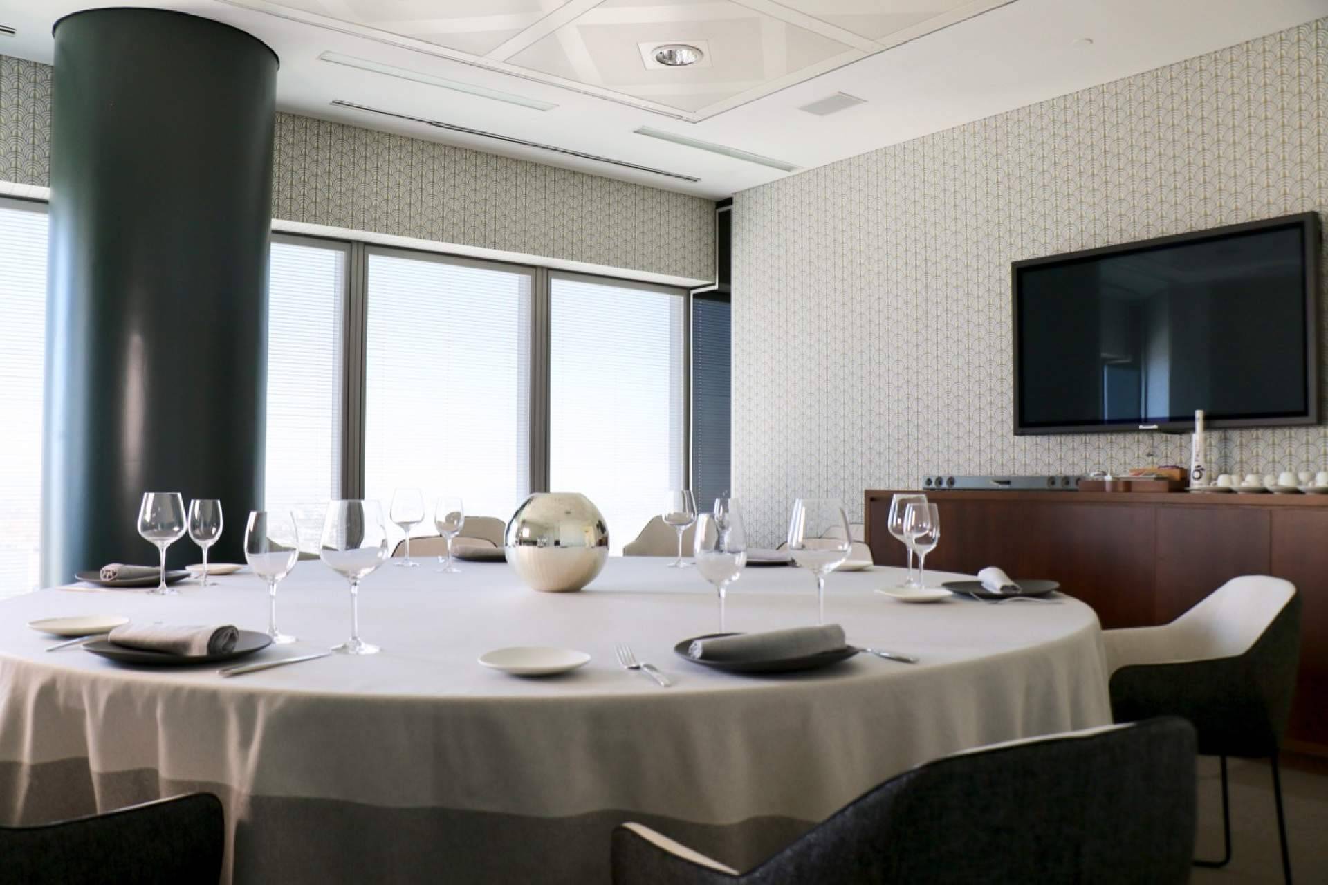 ÉLKAR, el restaurante situado a 160 m de altura cumple un año