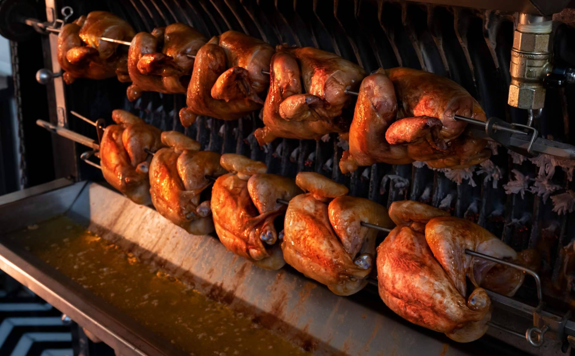 Auxihostelería, los asadores de pollos que ofrece