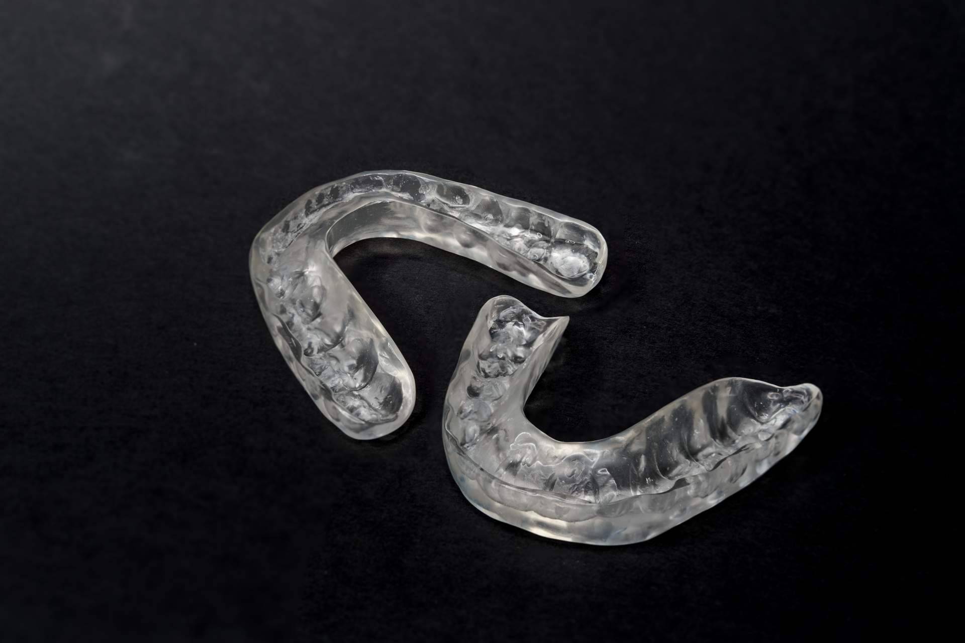 El tratamiento Invisalign permite corregir la sonrisa de forma estética en Sevilla, con Clínicas Dental Bell