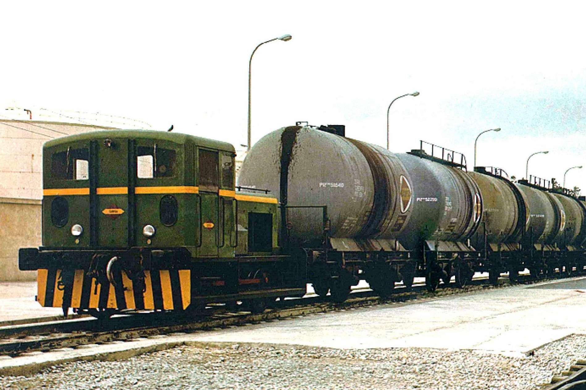La Fundación del Patrimonio Ferroviario restaura un histórico vagón cisterna de CAMPSA