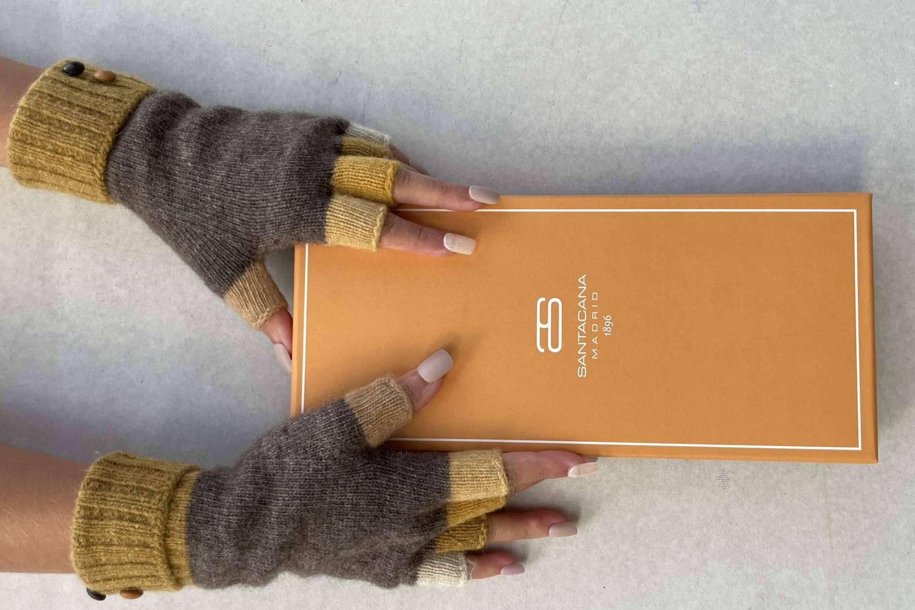 Santacana y su oferta en guantes mitones, el complemento de moda