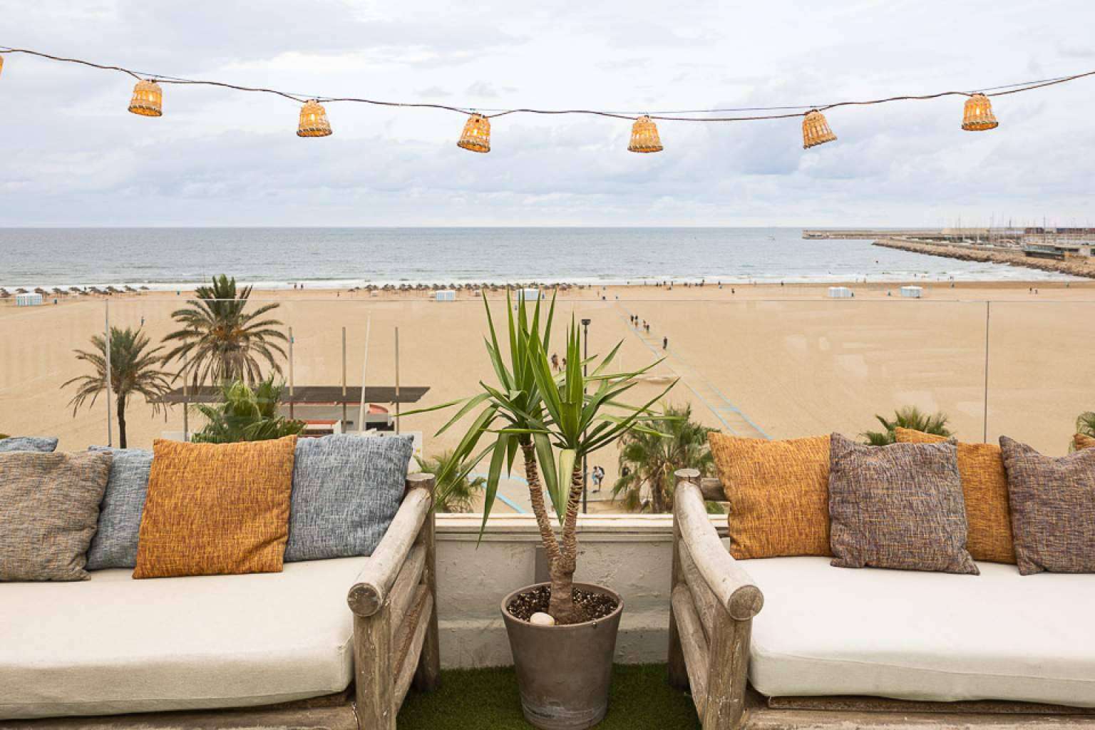 Sabbia by Gabbeach, un restaurante mediterráneo que cuenta con un hotel de diseño único localizado cerca de la playa de Las Arenas