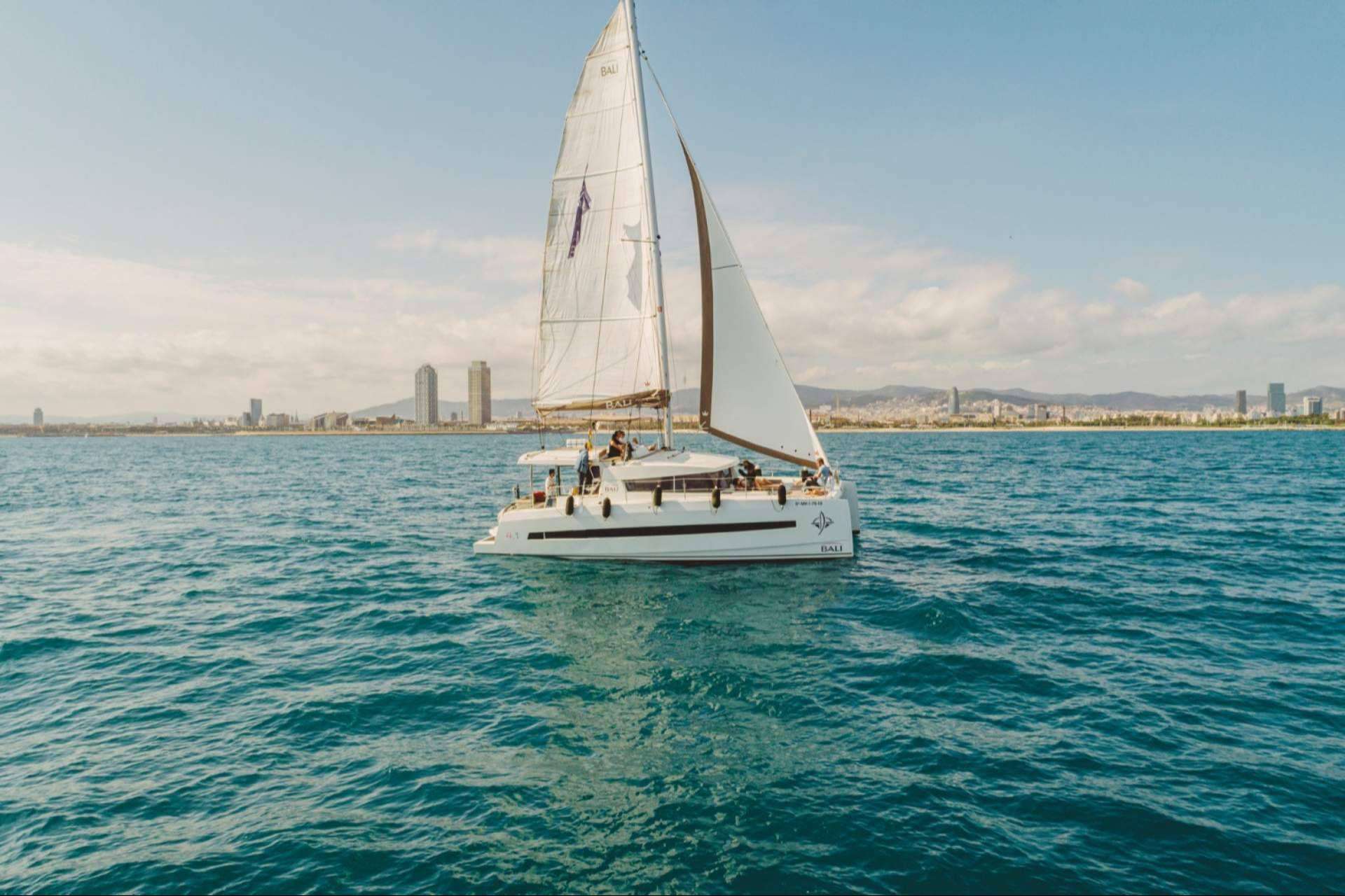 Disfrutar de un catamarán privado en Barcelona con Sondevela