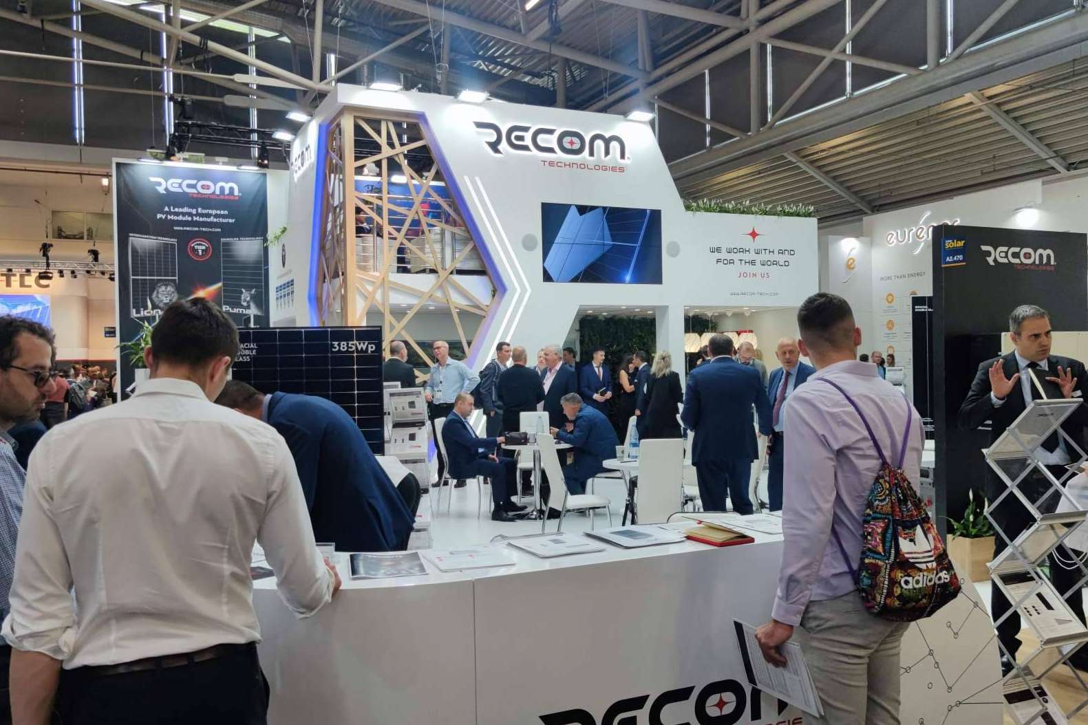 El Almacén Fotovoltaico ha firmado un nuevo acuerdo con Recom para la comercialización de sus productos en España