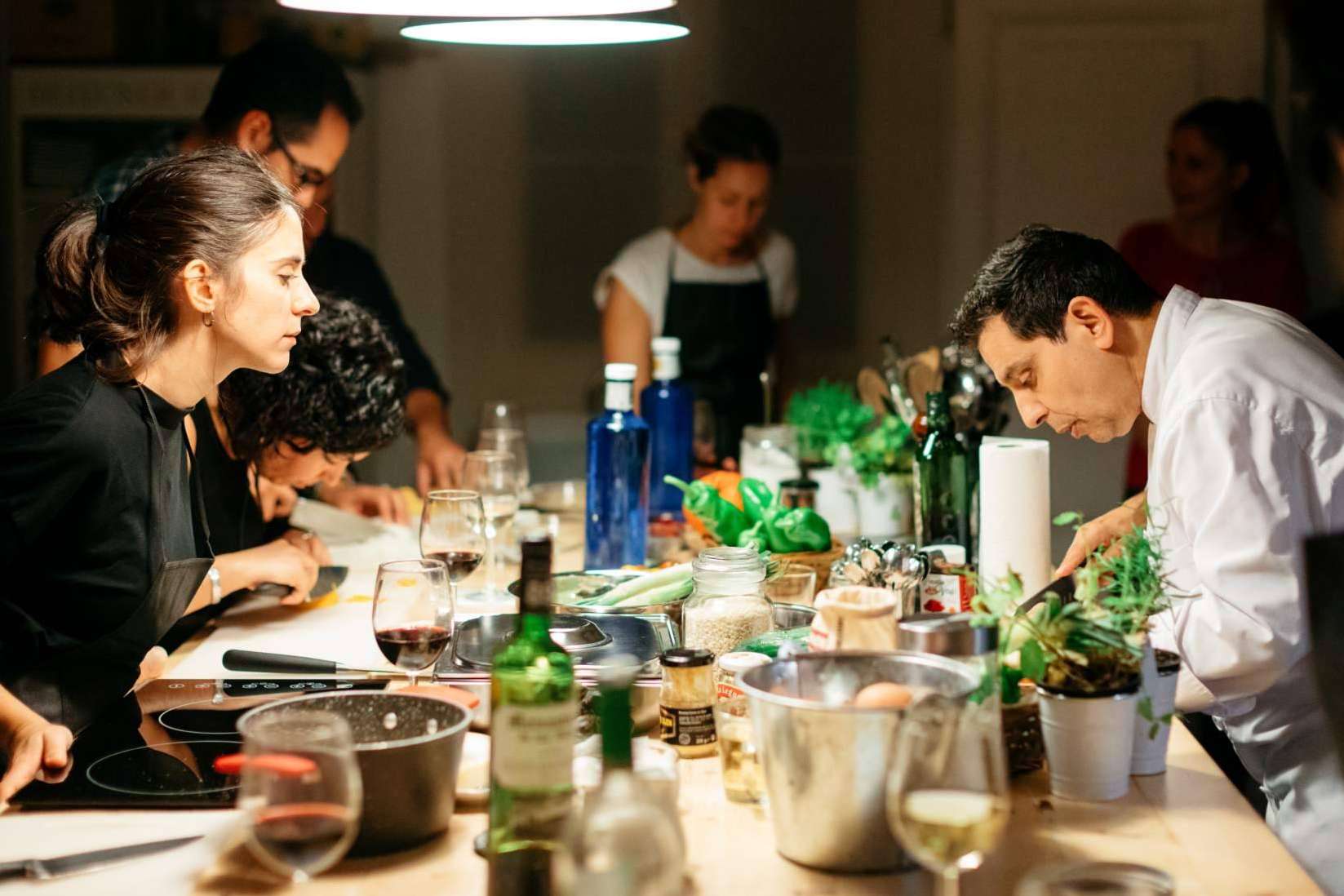 Teambuildings de talleres de cocina para empresas, organizados por Just Royal BCN