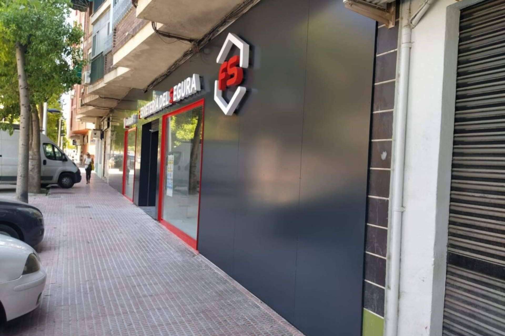 ¿Por qué modernizar la fachada de un local revistiéndola de composite?