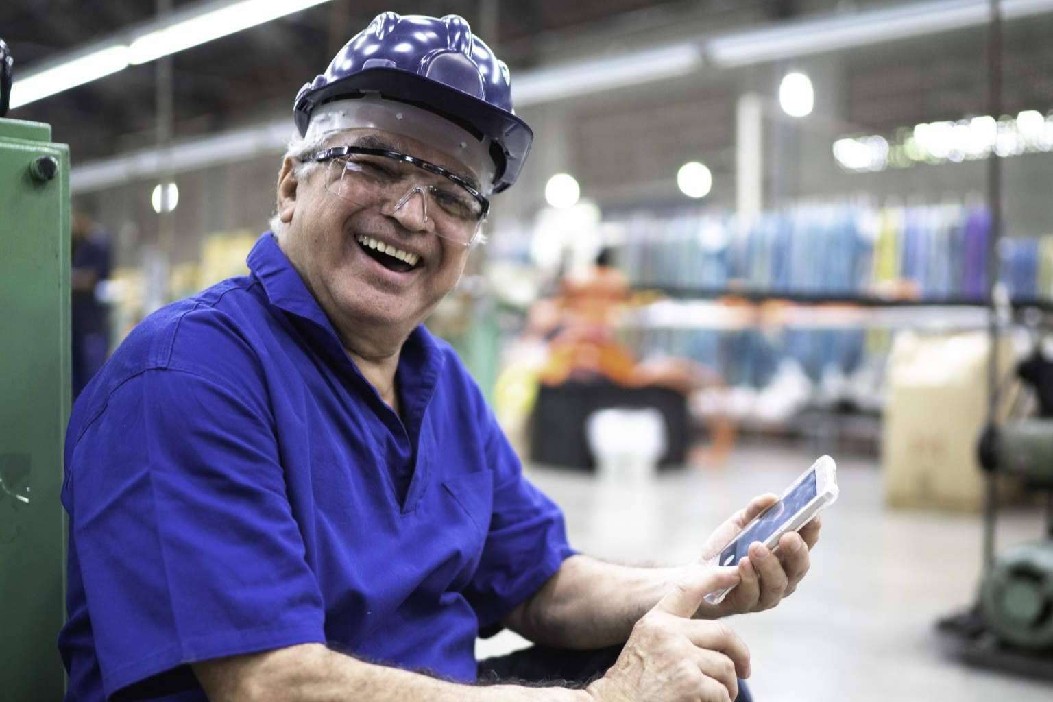El 53 % de los empleados de primera línea usa su WhatsApp personal hasta 6 veces al día por trabajo, con el consecuente riesgo para la compañía