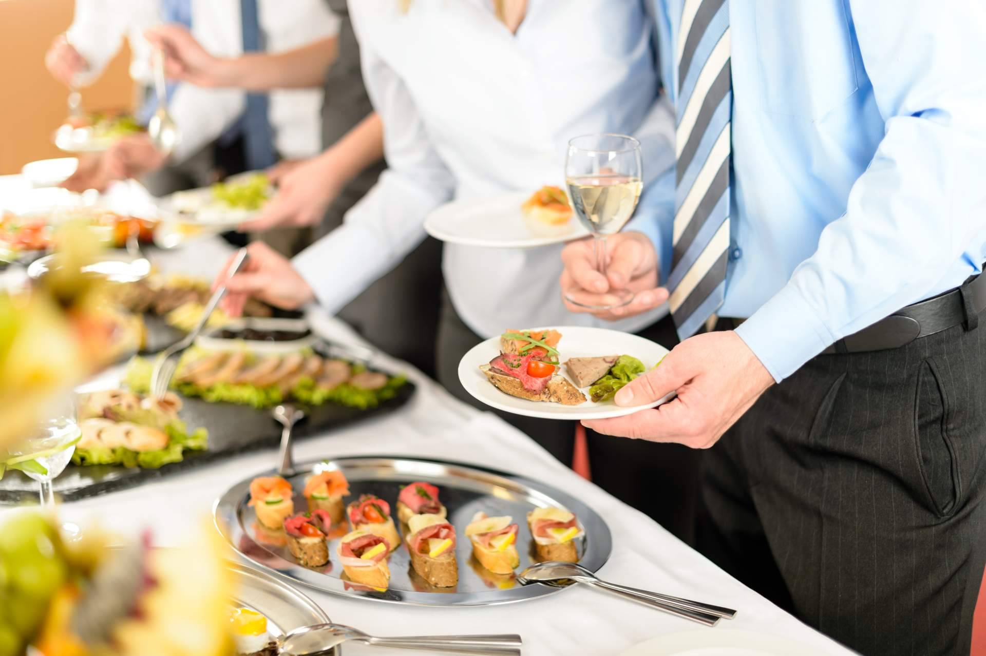 Cena y comida de empresa en Alicante, todo lo que ofrece Despedidas Karamba