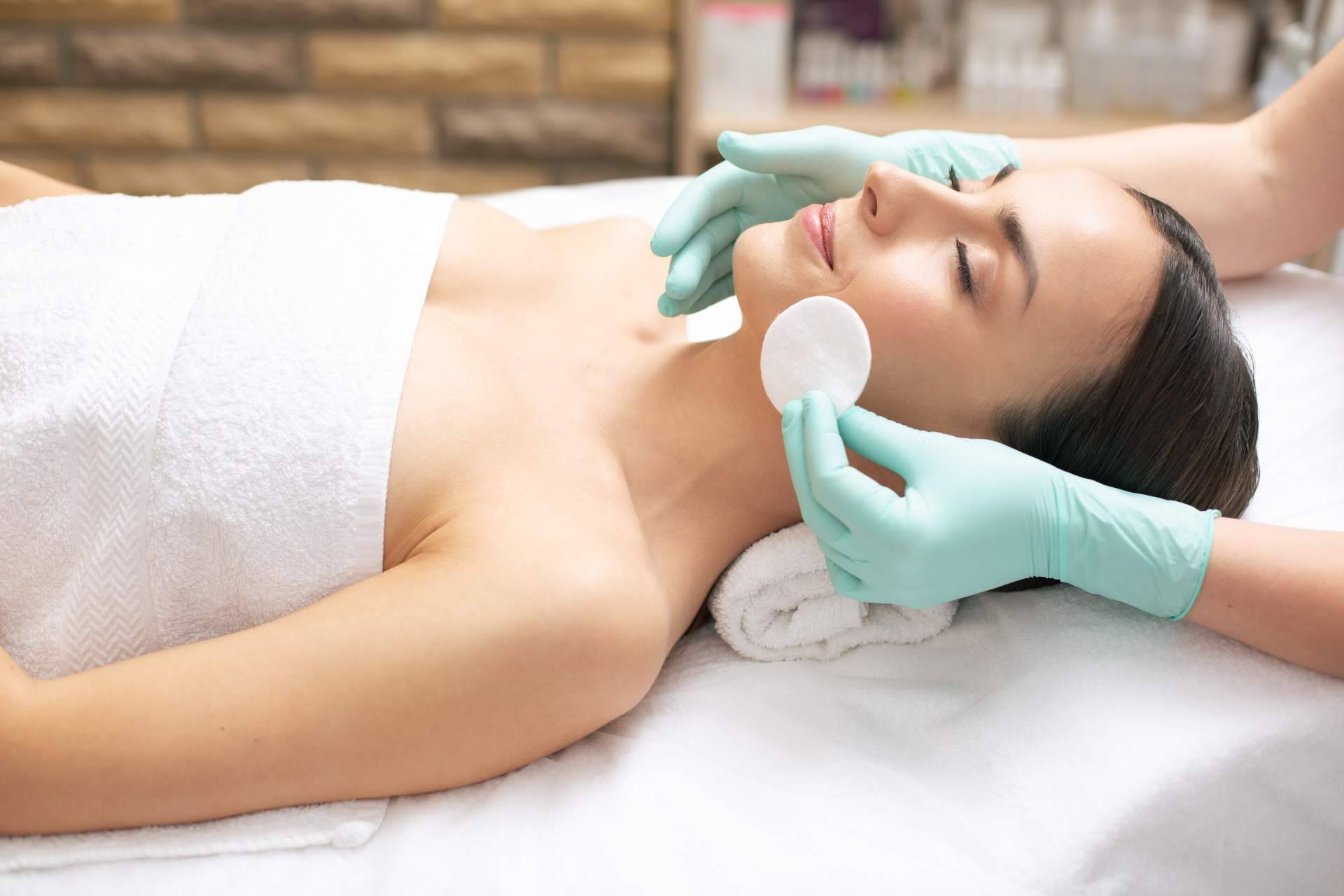 Tratamiento de limpieza facial de la mano de Neobelle